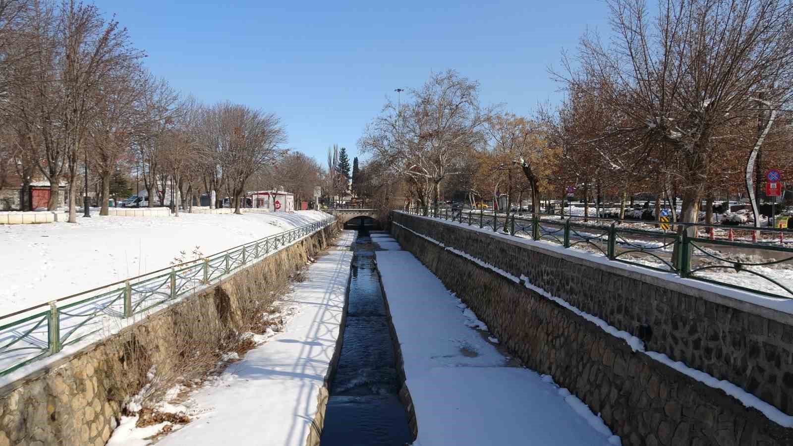 Gaziantep’te vatandaşlar kar ve güneşin tadını çıkardı
Gaziantep’te vatandaşlar kar ve güneşin tadını çıkardı