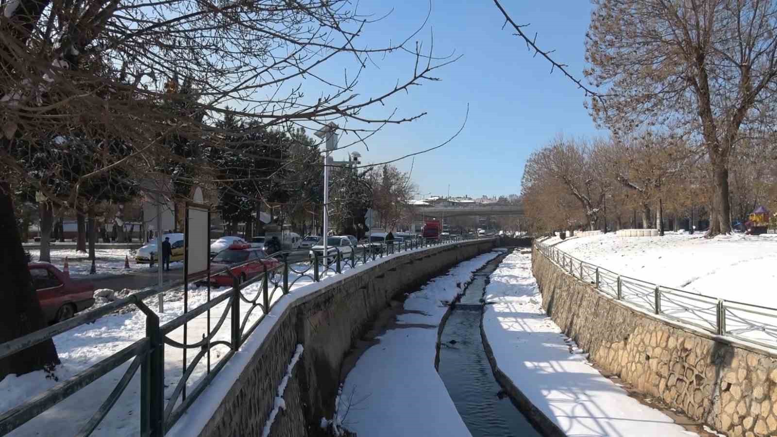 Gaziantep’te vatandaşlar kar ve güneşin tadını çıkardı
Gaziantep’te vatandaşlar kar ve güneşin tadını çıkardı