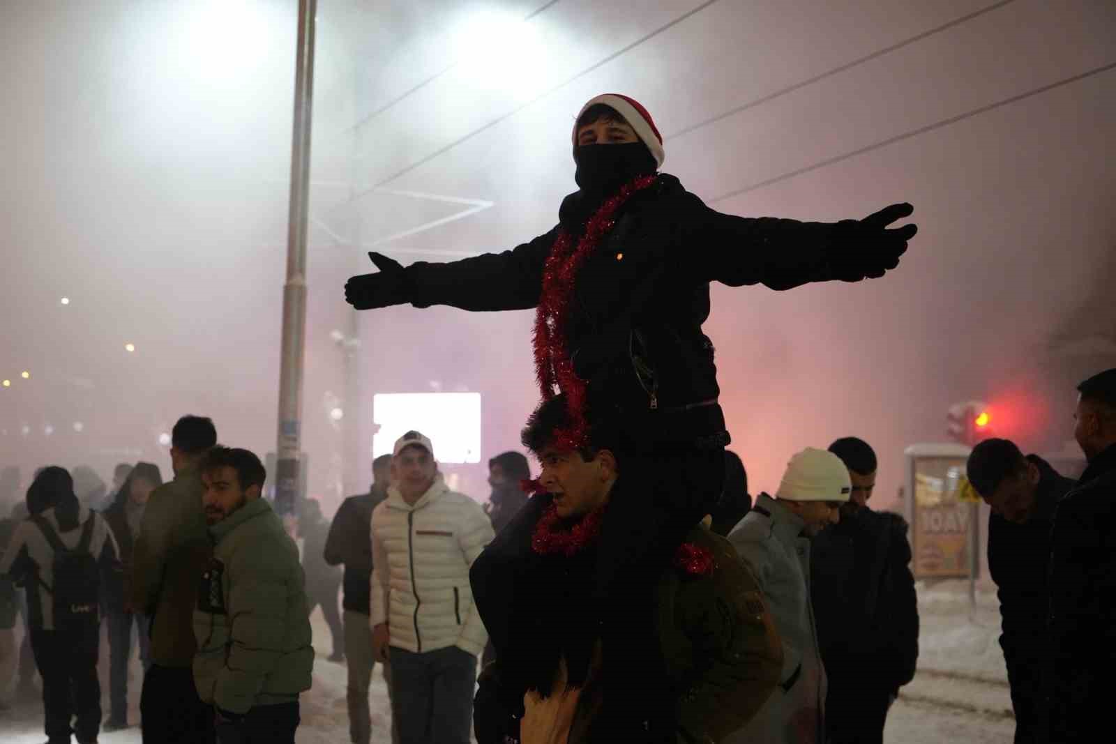 Gaziantep’te yeni yıl kar yağışı altında coşkuyla kutlandı
