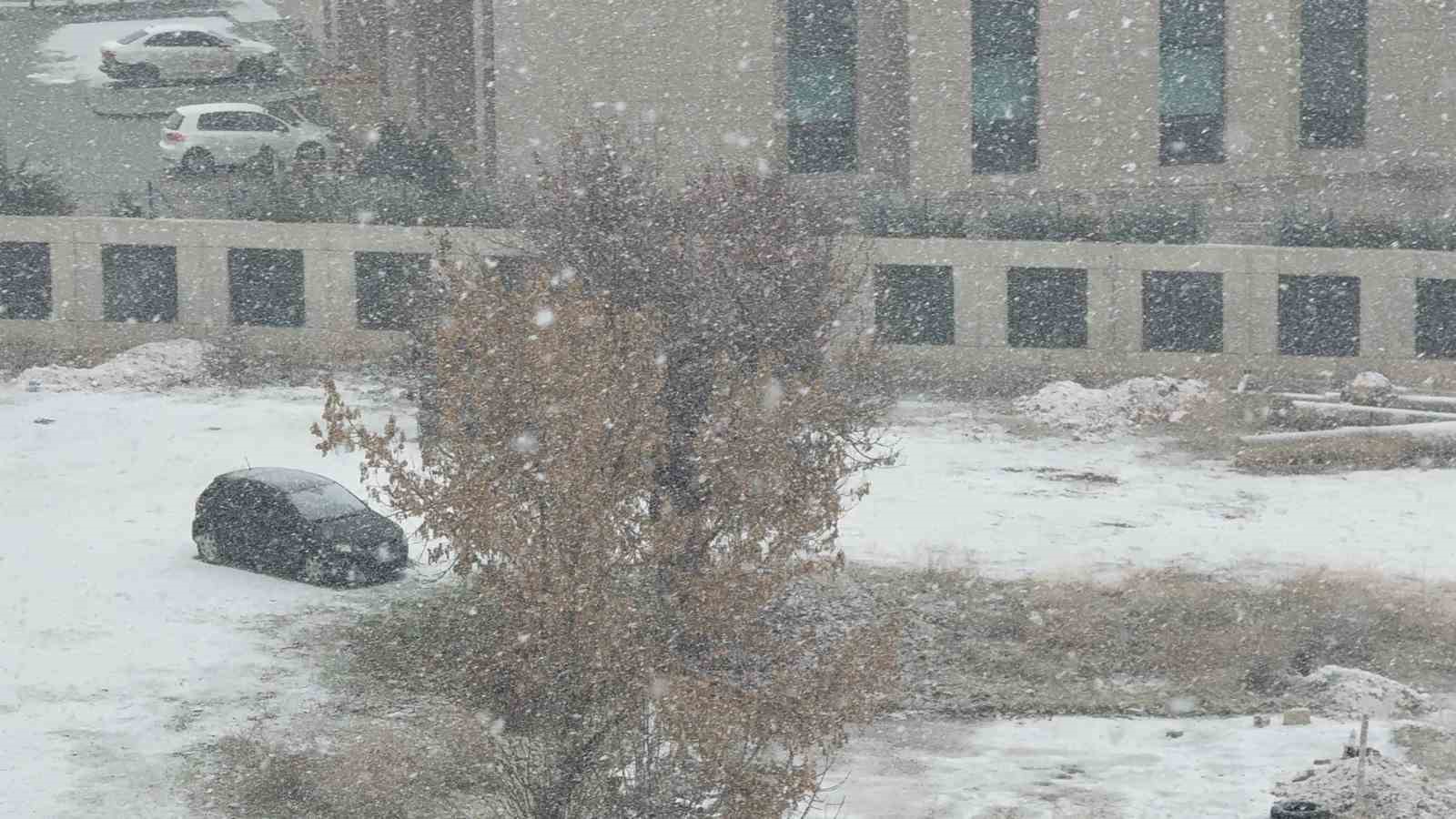 Gaziantep’te yoğun kar yağışı etkili oluyor
