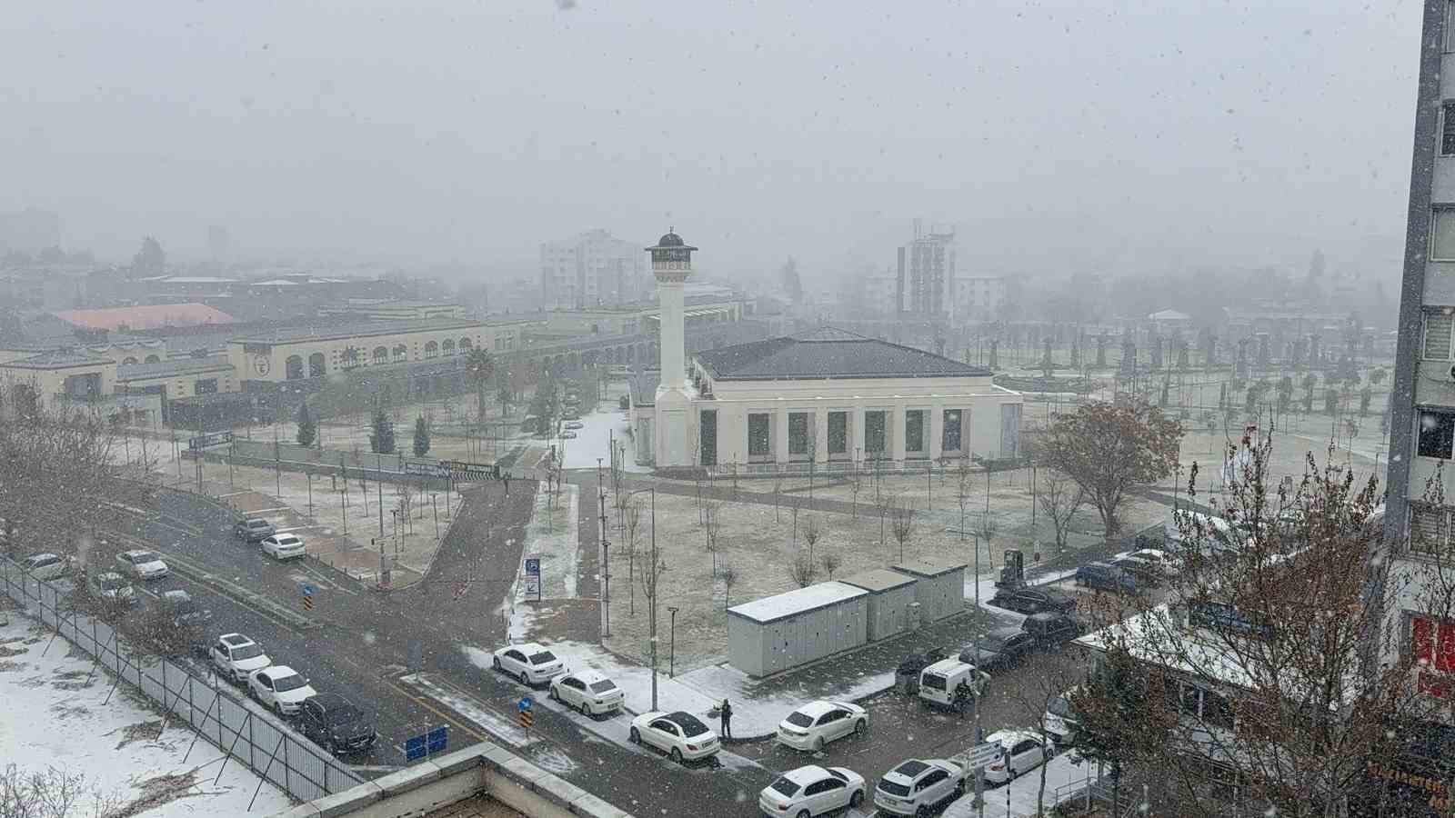 Gaziantep’te yoğun kar yağışı etkili oluyor
