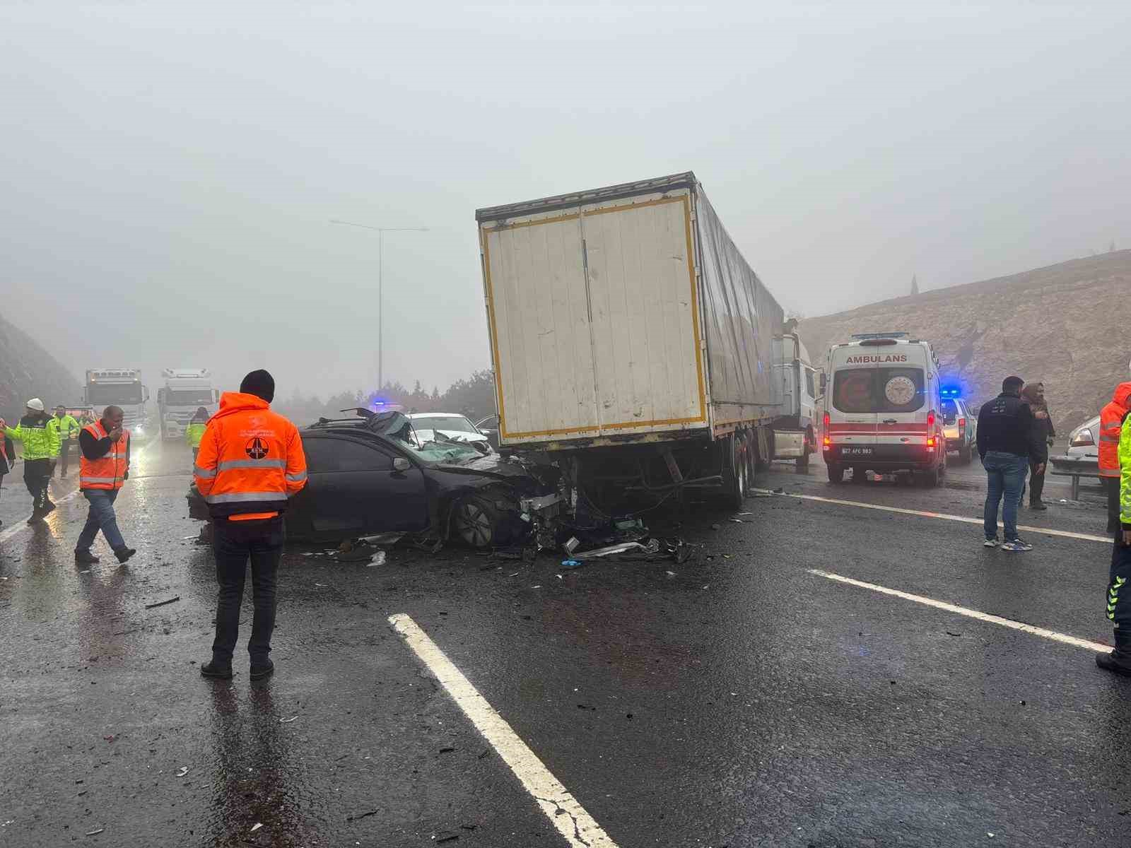 Gaziantep’te zincirleme kazada ortalık savaş alanına döndü: 2 ölü, çok sayıda yaralı
