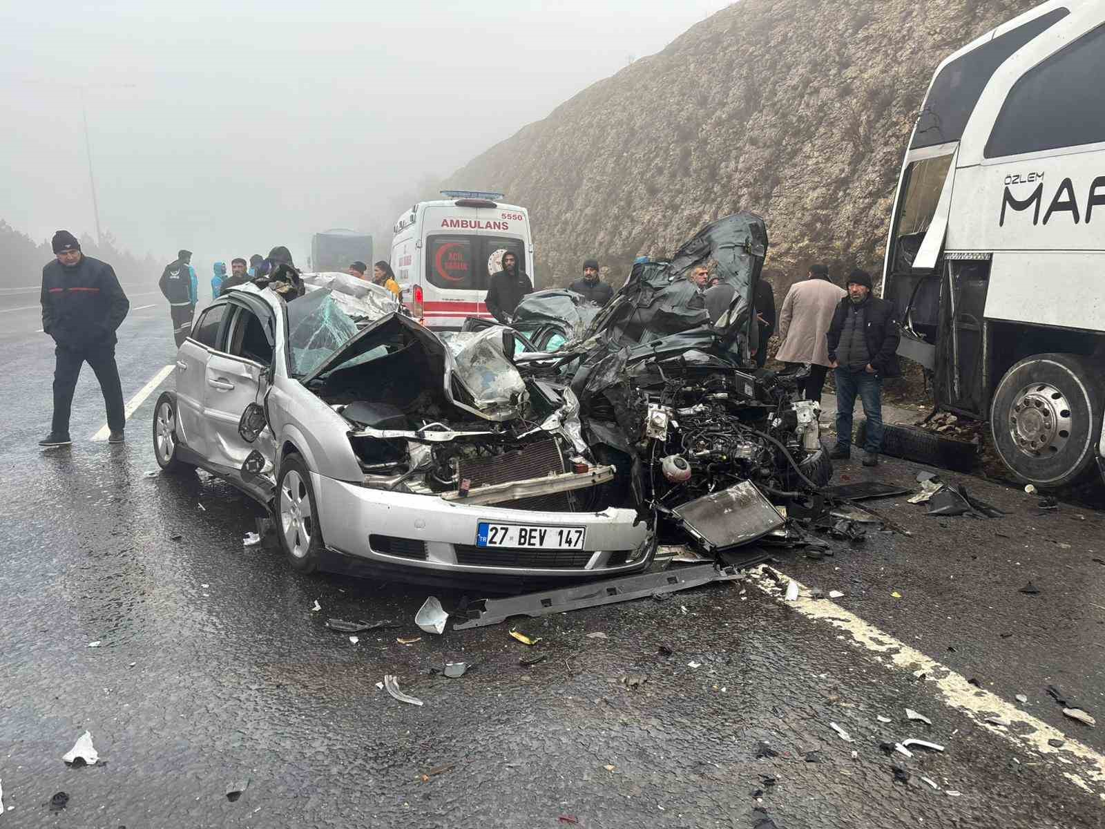Gaziantep’te zincirleme kazada ortalık savaş alanına döndü: 2 ölü, çok sayıda yaralı
