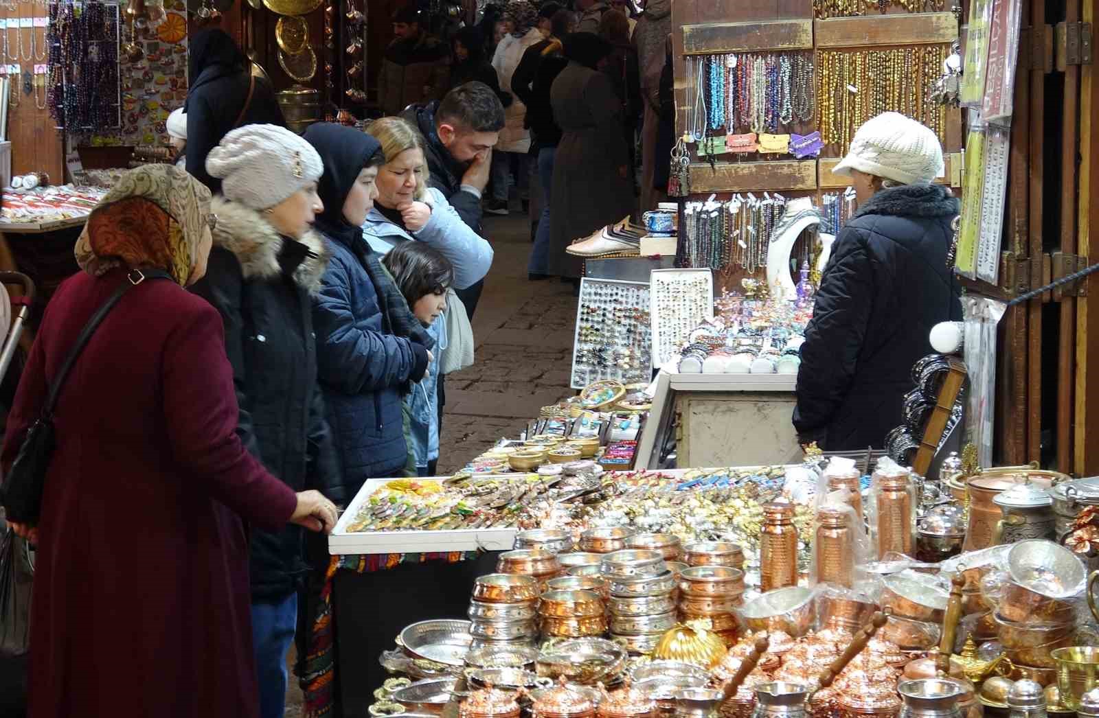 Gaziantep’teki tarihi çarşılarda yarıyıl tatili yoğunluğu
Gaziantep’teki tarihi çarşılarda yarıyıl tatili yoğunluğu