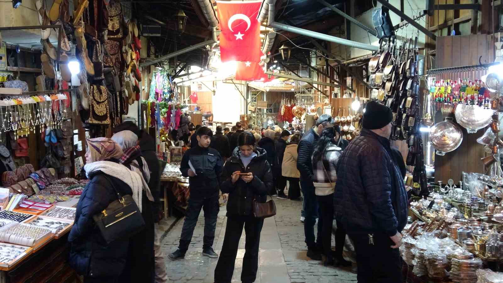 Gaziantep’teki tarihi çarşılarda yarıyıl tatili yoğunluğu
Gaziantep’teki tarihi çarşılarda yarıyıl tatili yoğunluğu