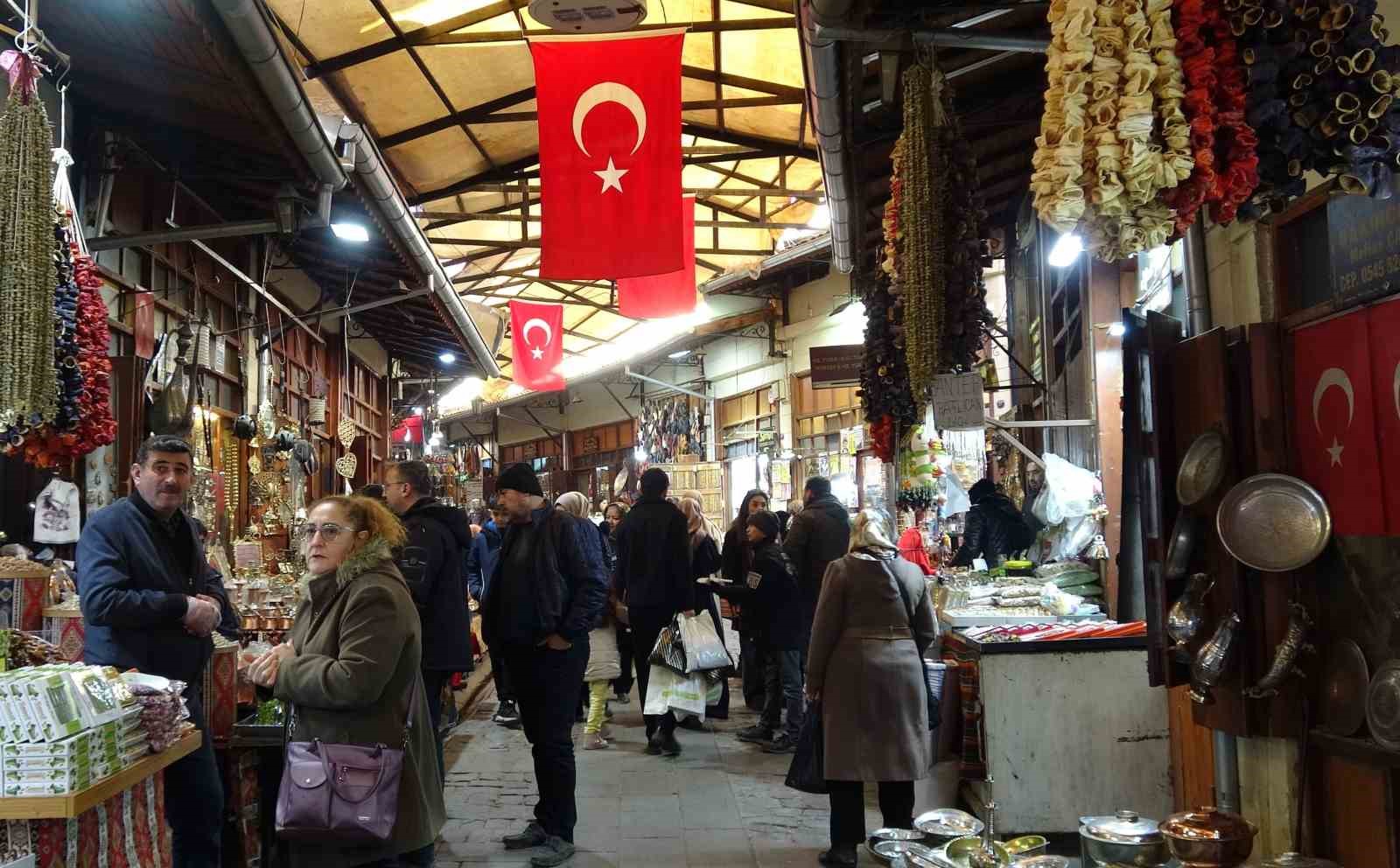 Gaziantep’teki tarihi çarşılarda yarıyıl tatili yoğunluğu
Gaziantep’teki tarihi çarşılarda yarıyıl tatili yoğunluğu