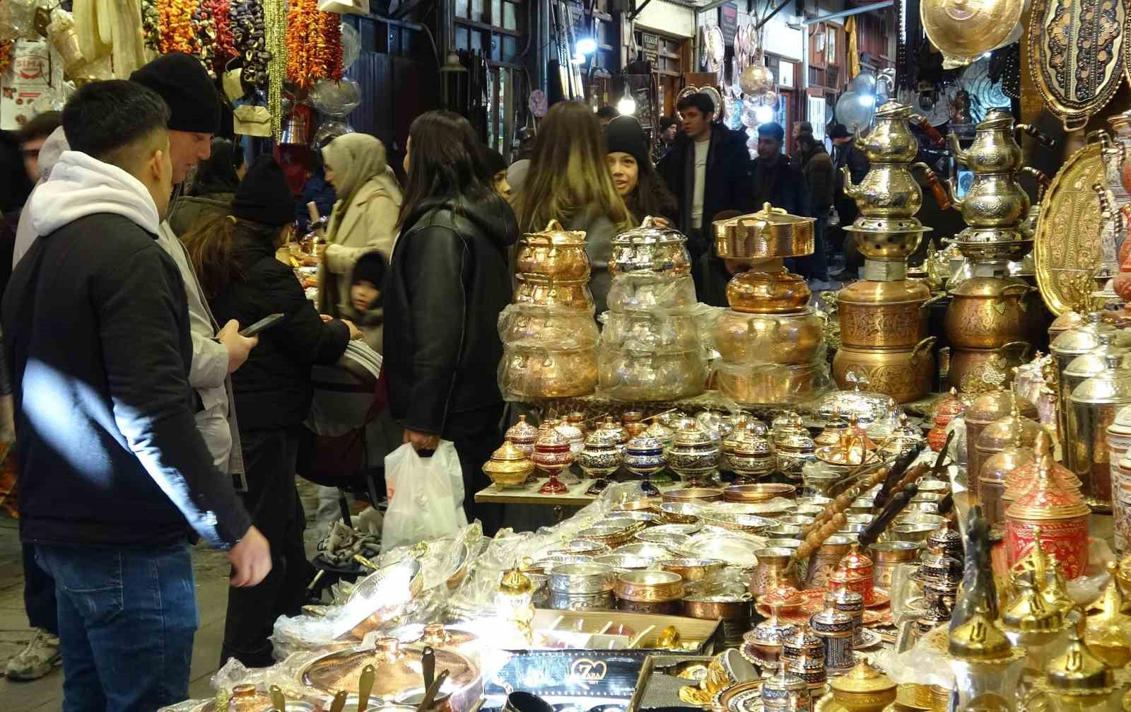 Gaziantep’teki tarihi çarşılarda yarıyıl tatili yoğunluğu
Gaziantep’teki tarihi çarşılarda yarıyıl tatili yoğunluğu