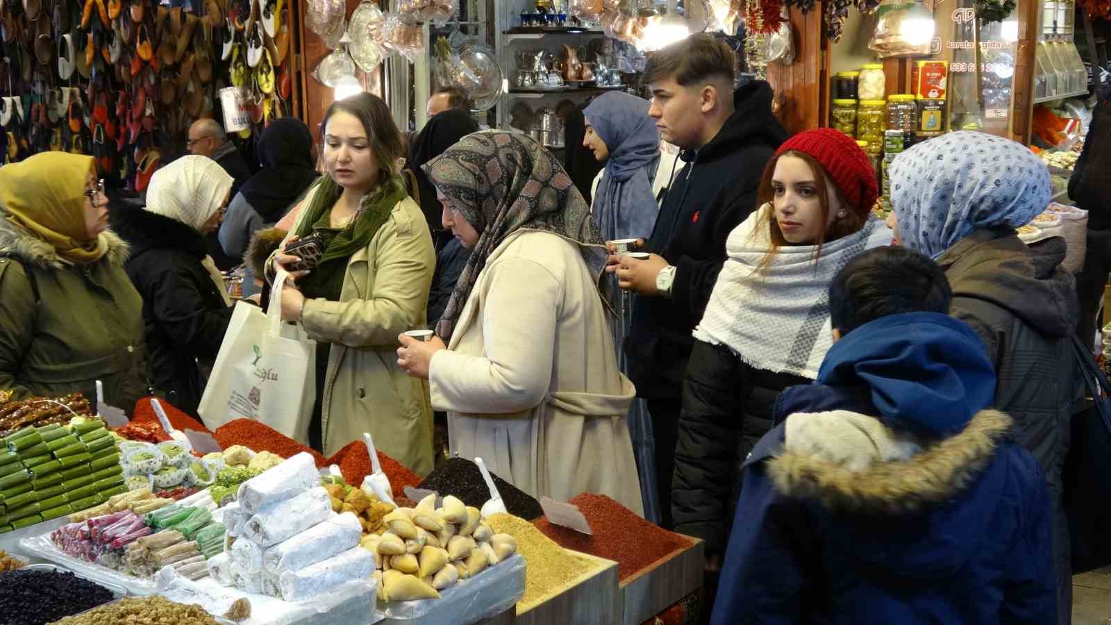 Gaziantep’teki tarihi çarşılarda yarıyıl tatili yoğunluğu
Gaziantep’teki tarihi çarşılarda yarıyıl tatili yoğunluğu