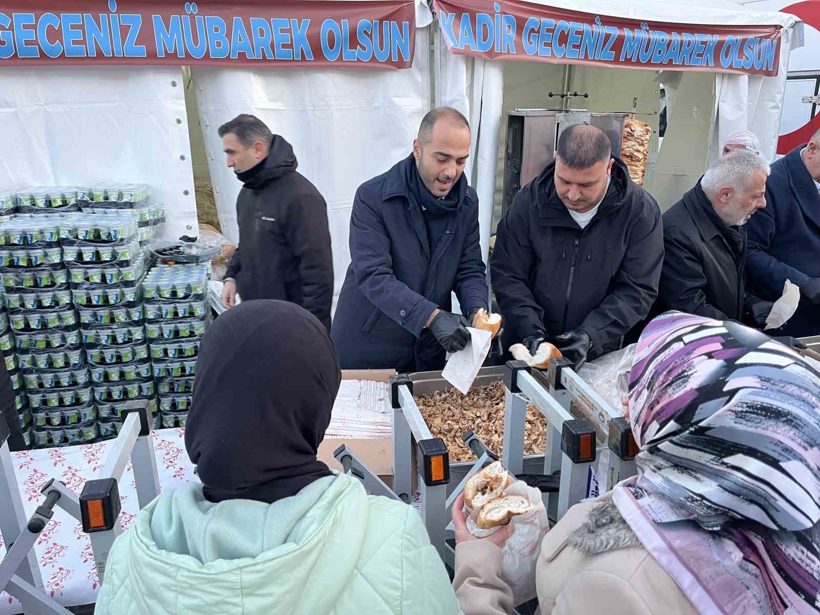 Gaziosmanpaşa Belediyesi’nden iftarda vatandaşlara döner ikramı
