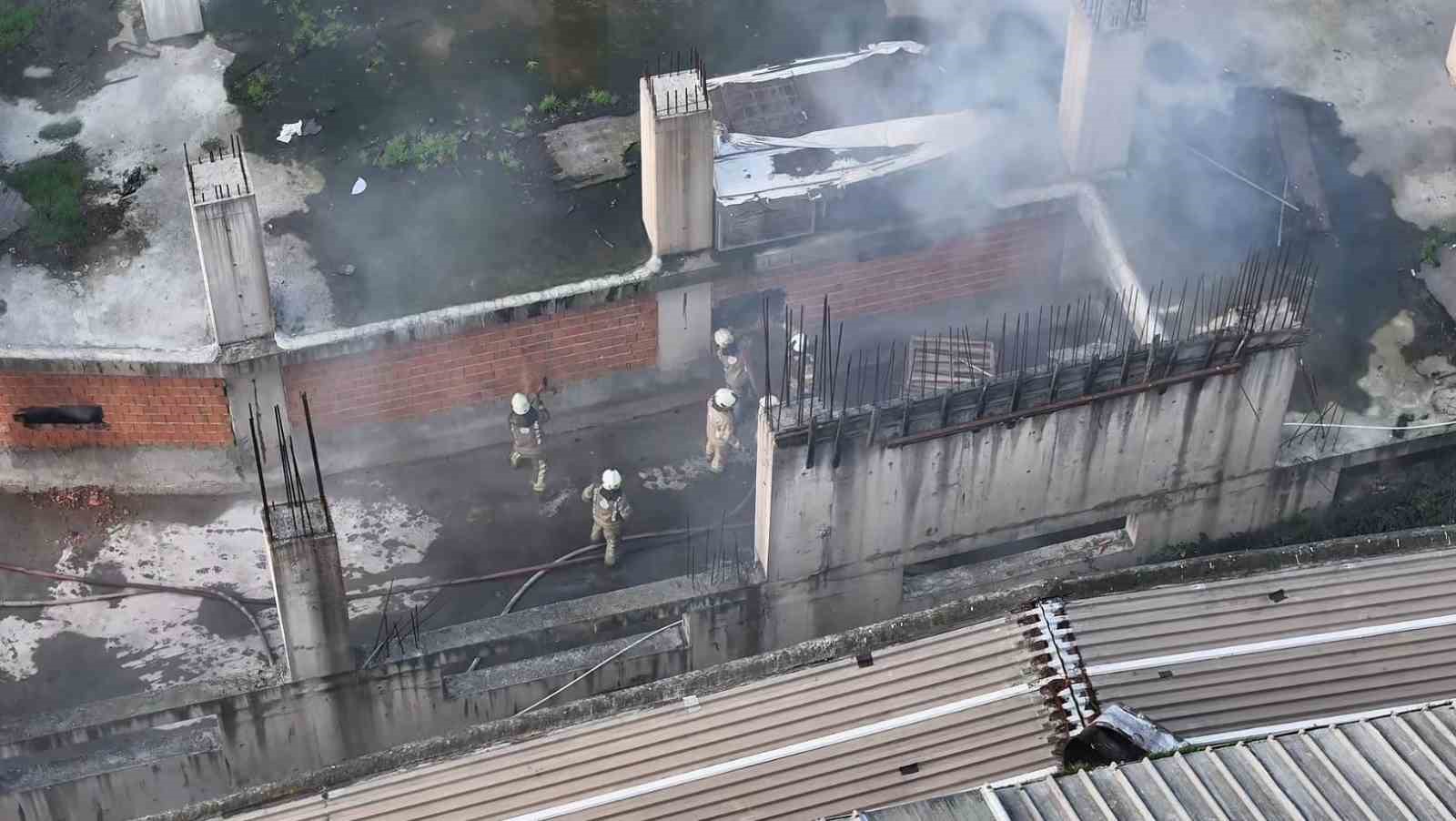 Gaziosmanpaşa’da avize atölyesinin deposunda yangın çıktı: Ekiplerin söndürme çalışması havadan görüntülendi
