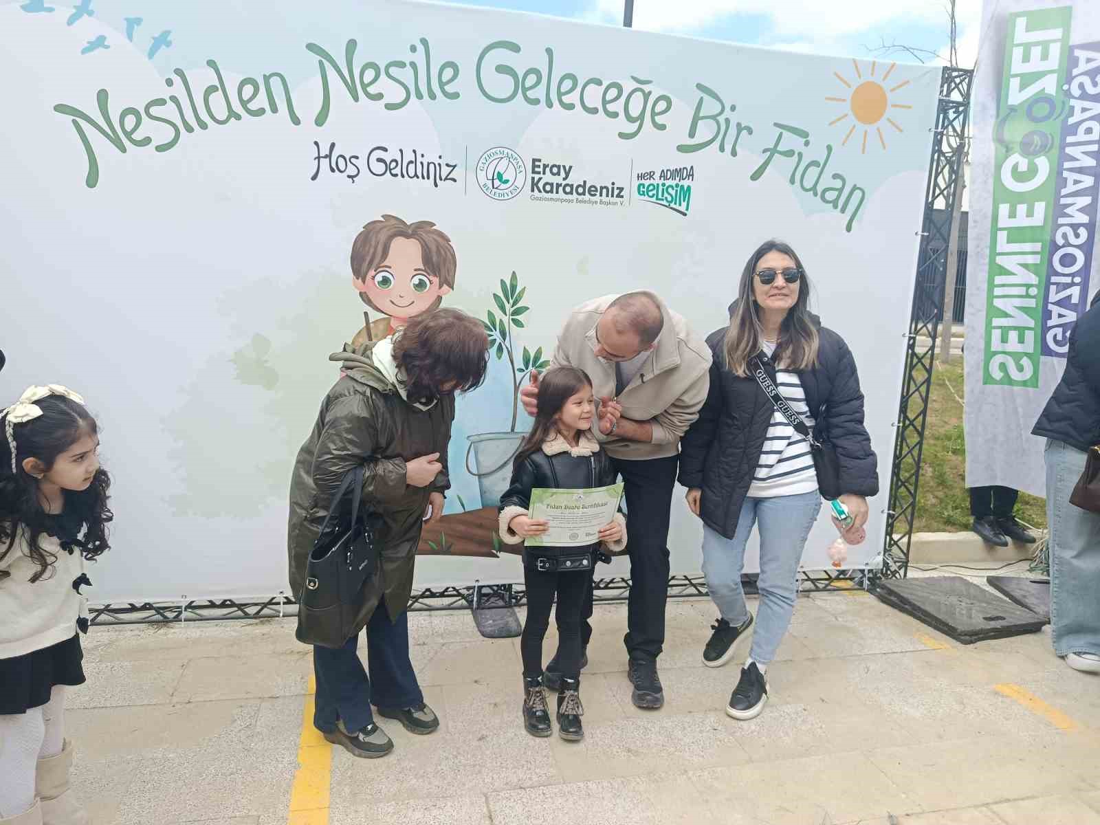 Gaziosmanpaşa’da çocuklar fidanları toprakla buluşturdu
