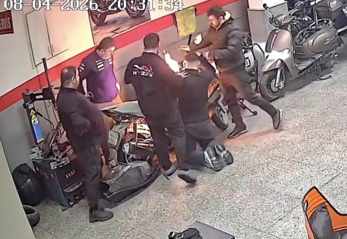 Gaziosmanpaşa’da tamir edilmeye çalışılan motosiklette yangın çıktı, o anlar kamerada
