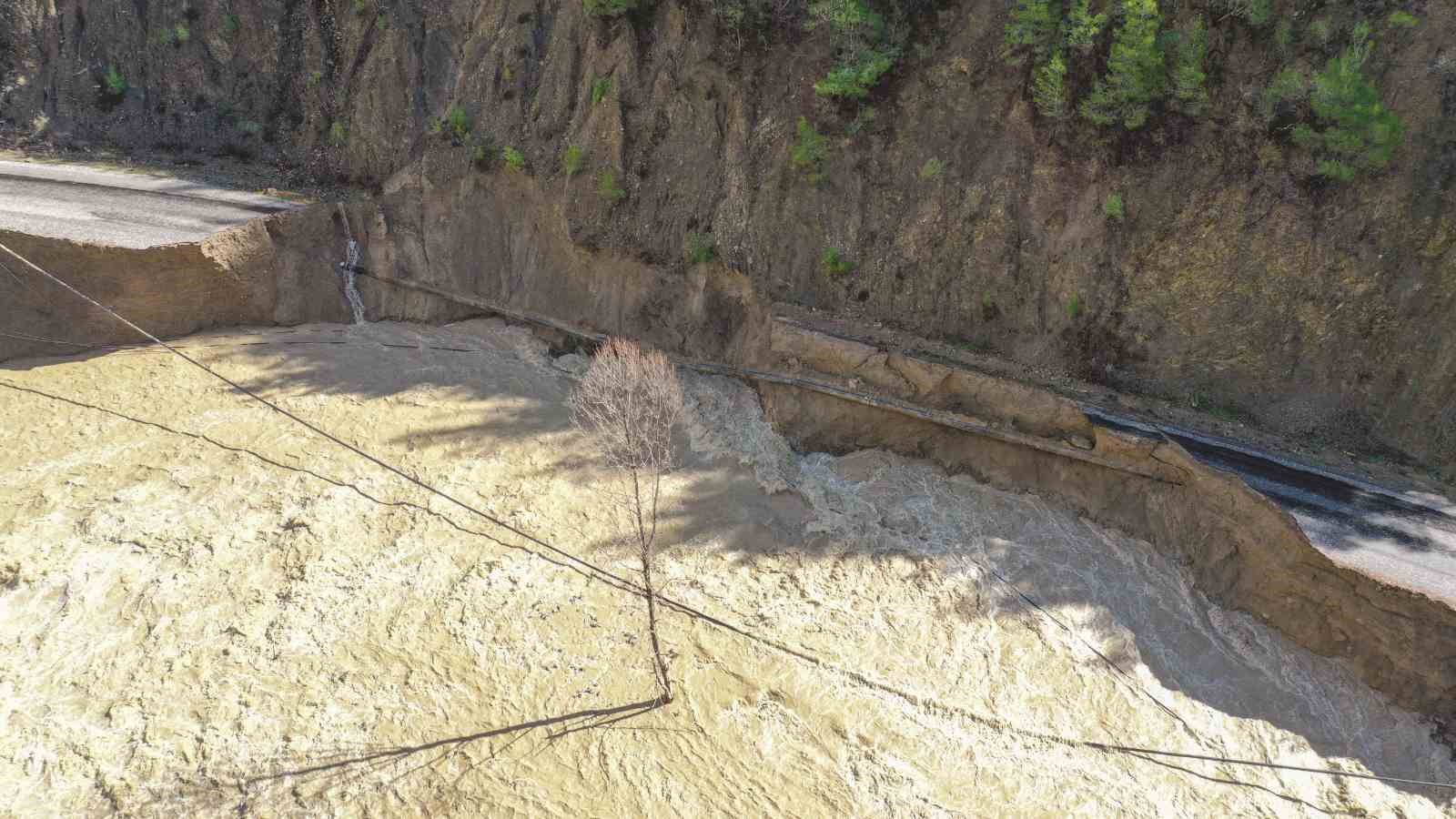 Gazipaşa’da heyelan yolu yuttu
