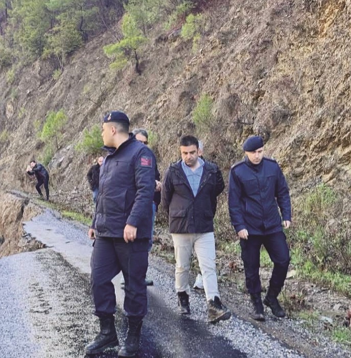 Gazipaşa’da heyelan yolu yuttu
