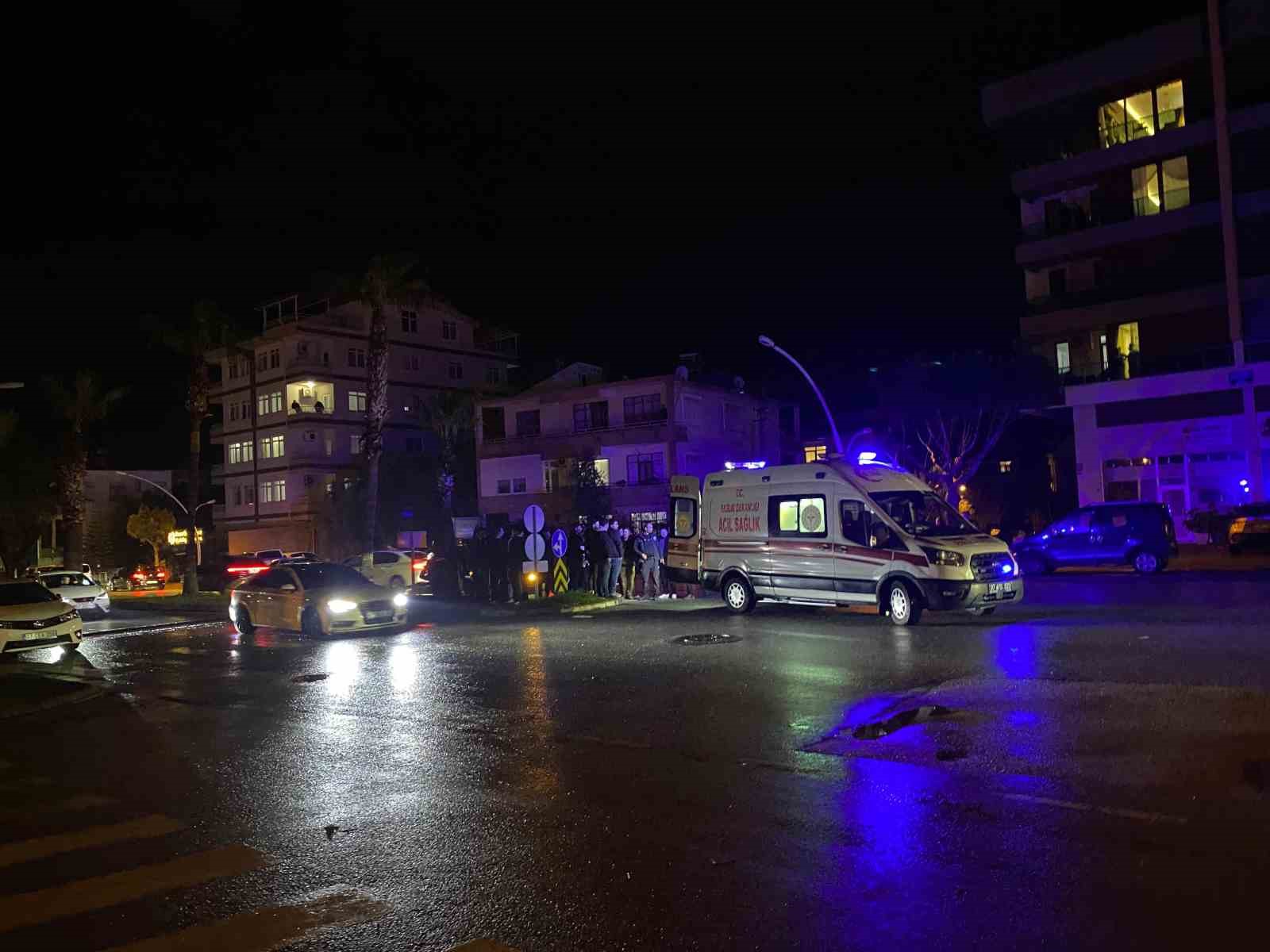 Gazipaşa’da kamyonet refüje çıktı: 2 yaralı
