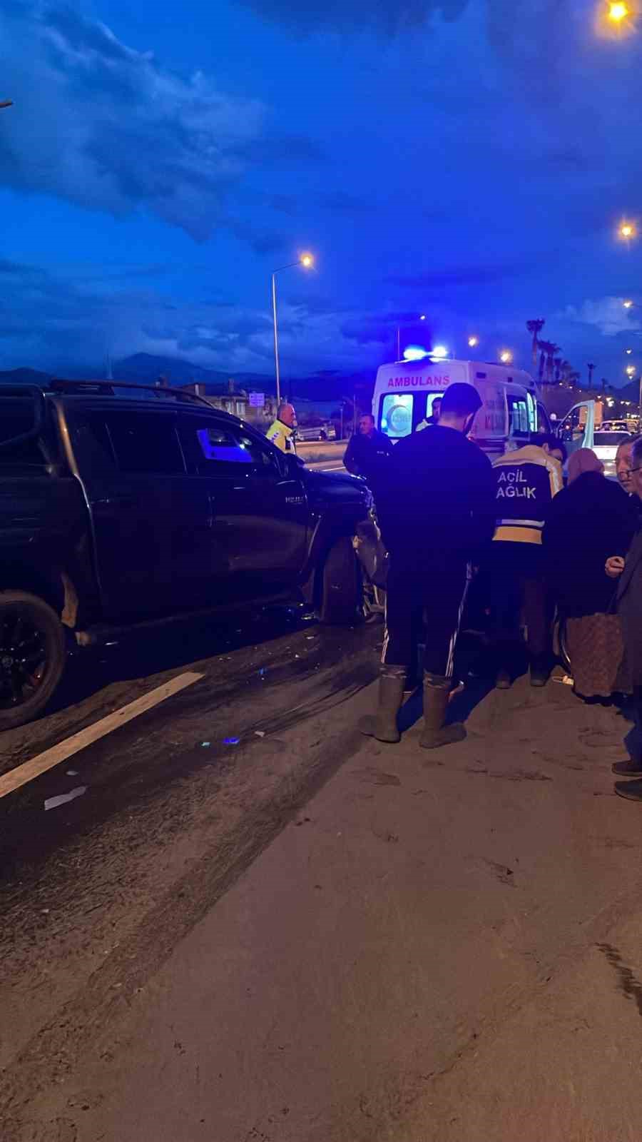 Gazipaşa’da kavşakta otomobille kamyonet çarpıştı: 1’i ağır 5 yaralı
