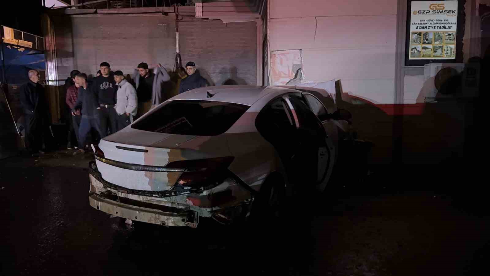 Gazipaşa’da otomobil iş yerine girdi: 3 yaralı
