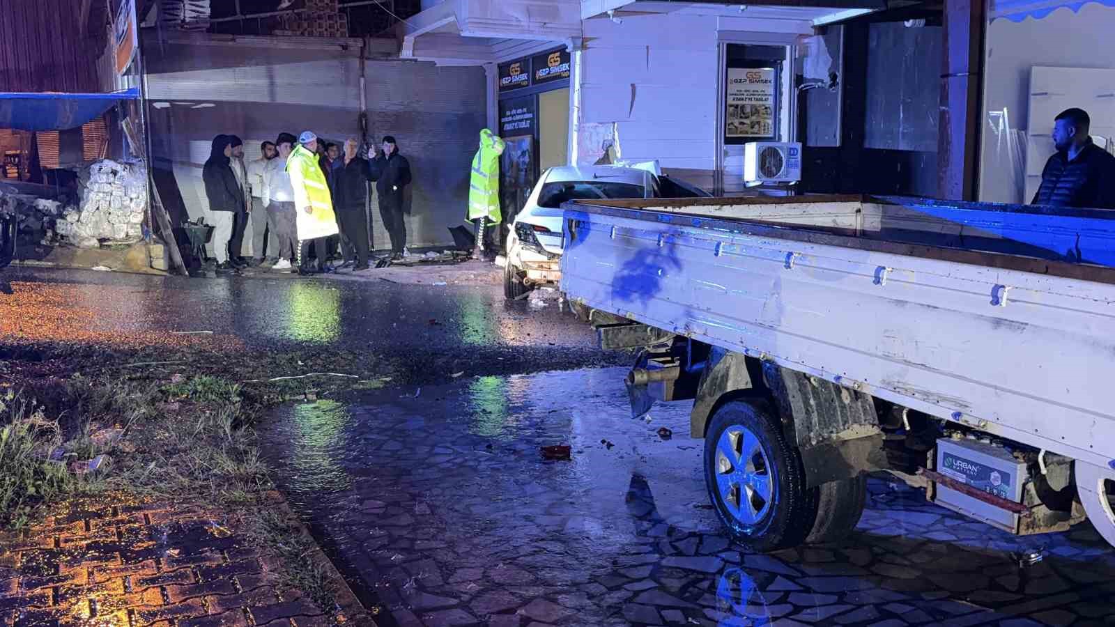 Gazipaşa’da otomobil iş yerine girdi: 3 yaralı
