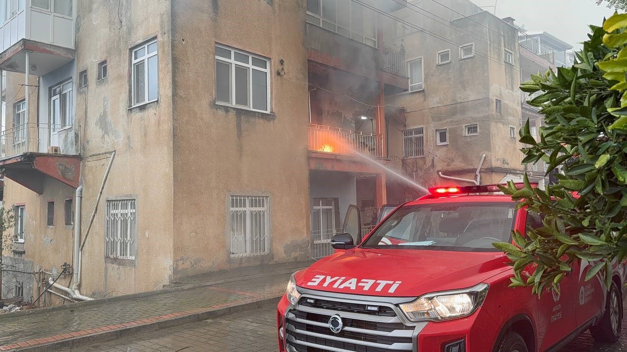Gazipaşa’da üç katlı evin ikinci katında yangın çıktı
