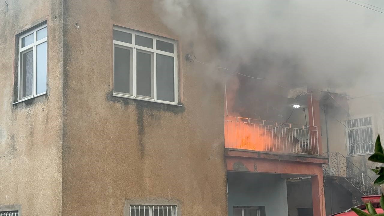 Gazipaşa’da üç katlı evin ikinci katında yangın çıktı
