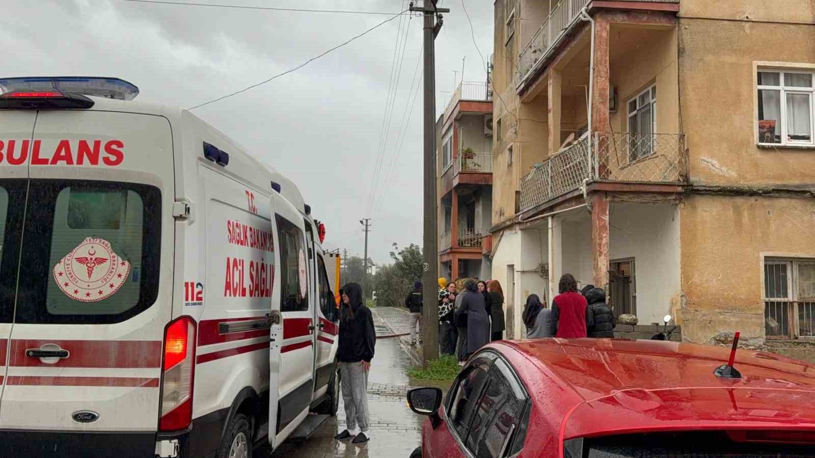 Gazipaşa’da üç katlı evin ikinci katında yangın çıktı
