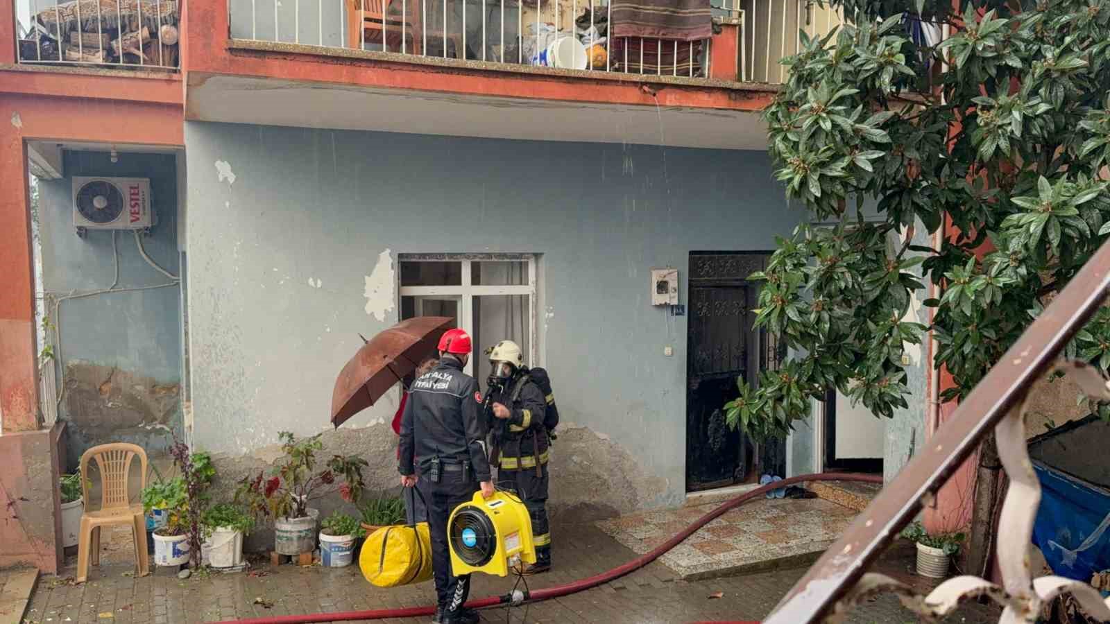Gazipaşa’da üç katlı evin ikinci katında yangın çıktı
