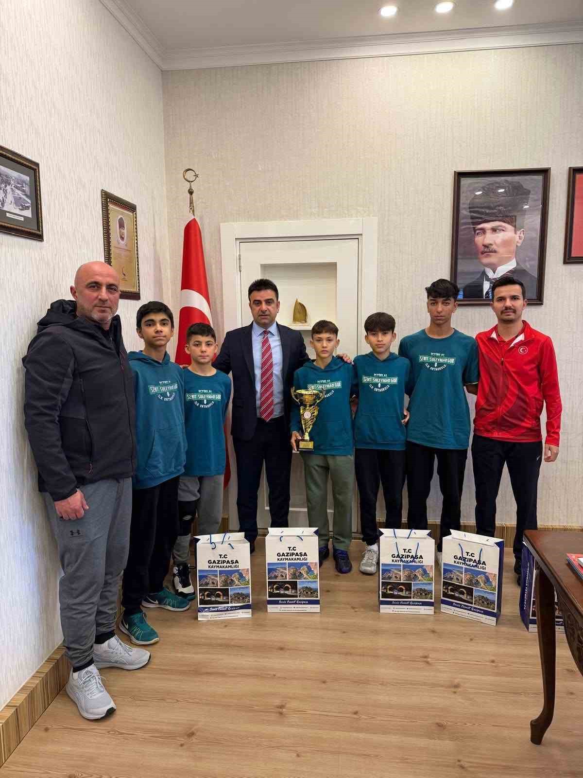 Gazipaşa’yı temsil eden badminton takımı Antalya şampiyonu oldu
