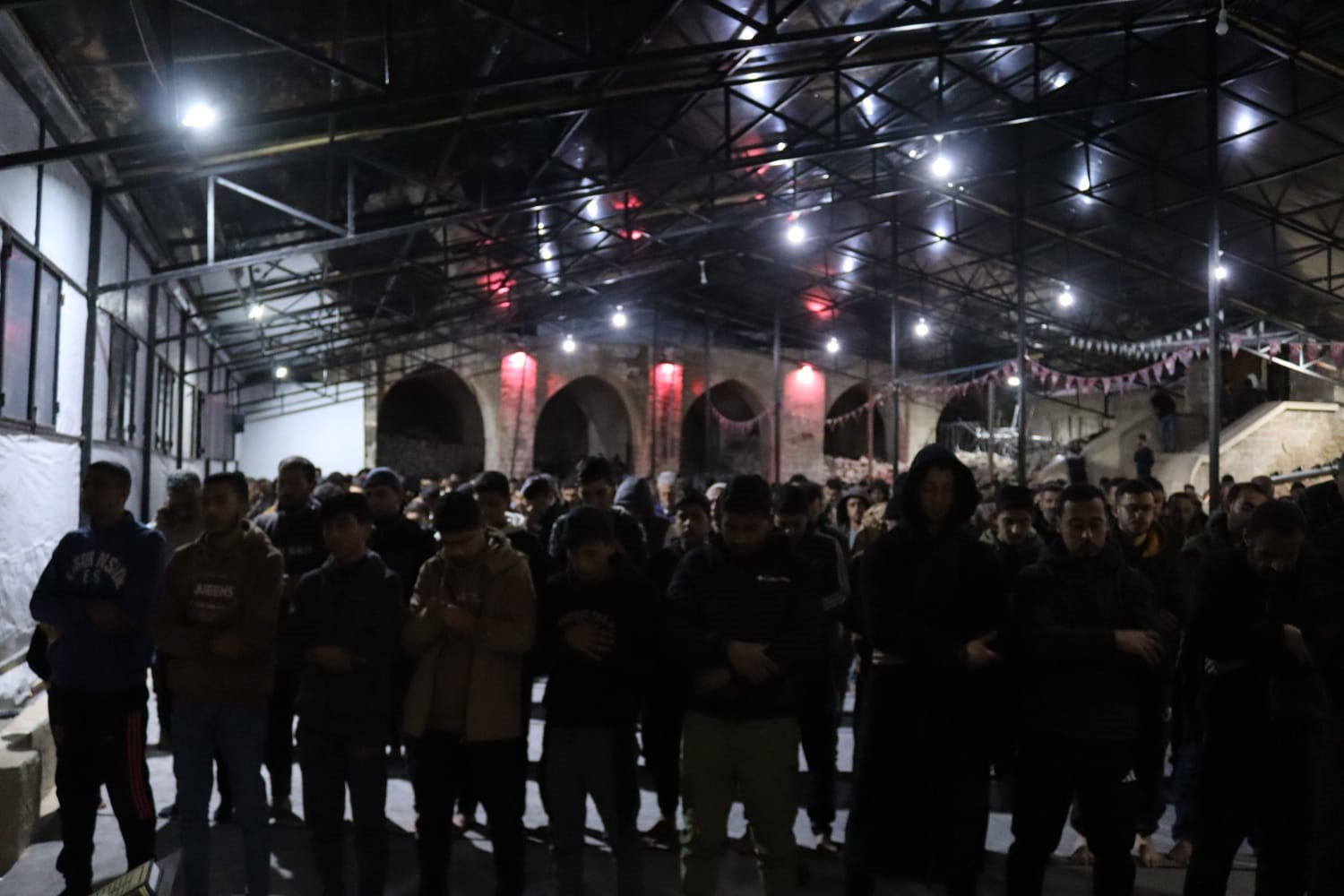 Gazze’deki Büyük Ömer Camii’nde teravih namazı kılındı
