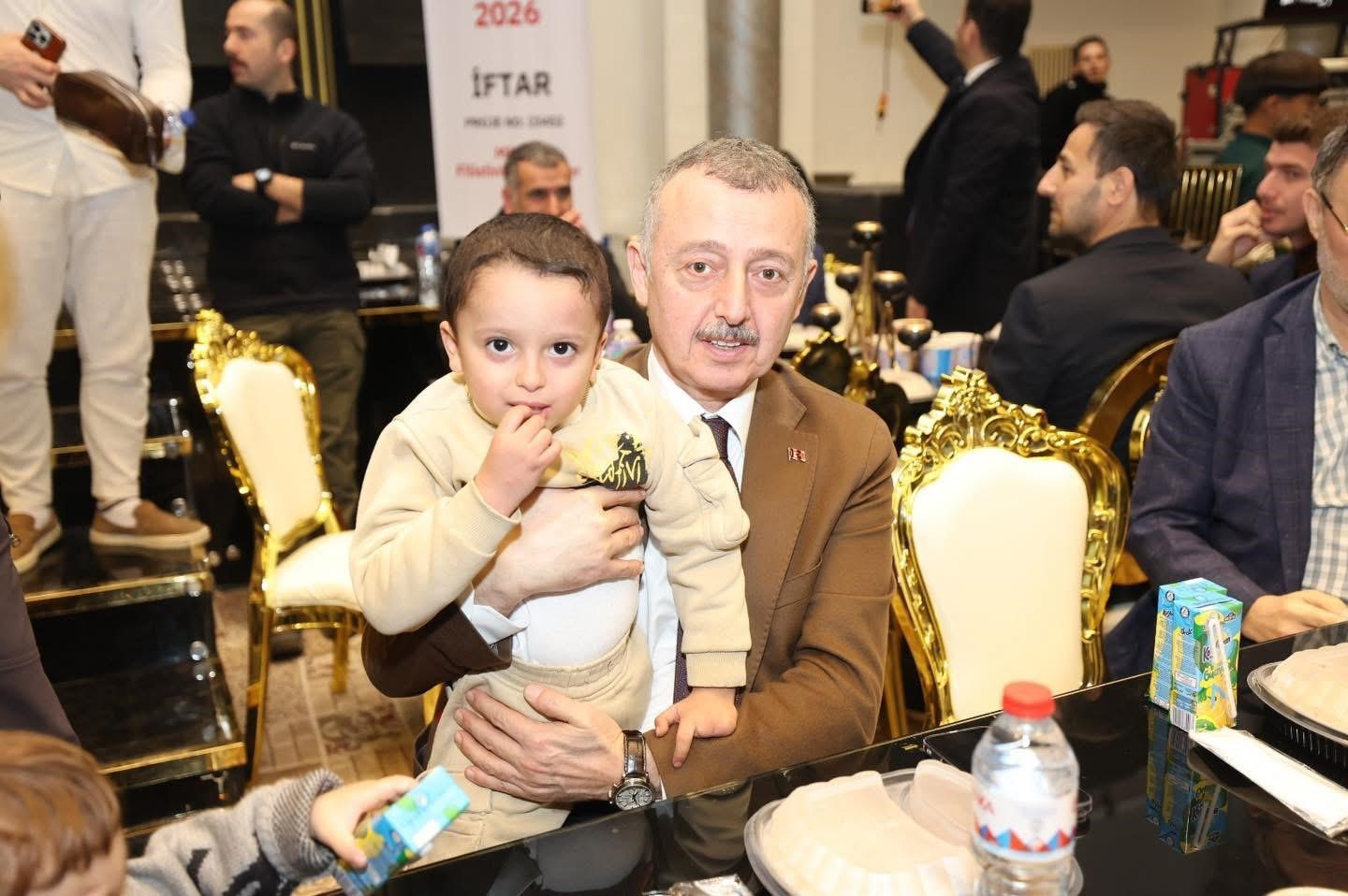 Gazze’den Mısır’a sığınan aileler aynı sofrada buluştu
