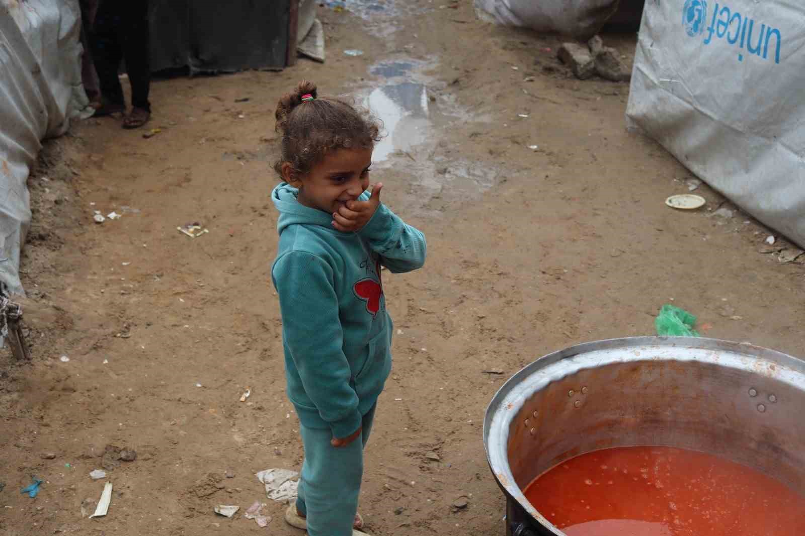 Gazzeli çocuklar ateşkesin gölgesinde açlıkla savaşıyor
