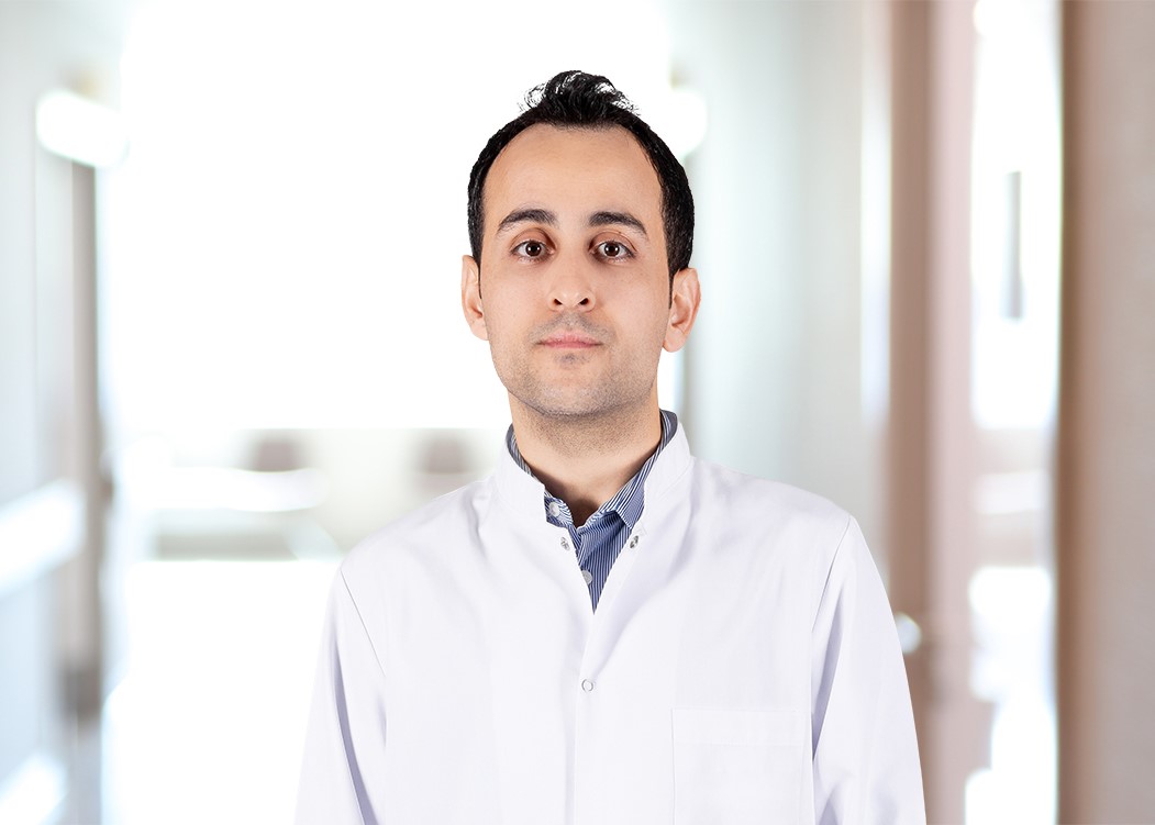 "Gebelik sonrası karın germe için en az 1 yıl beklenmeli"
