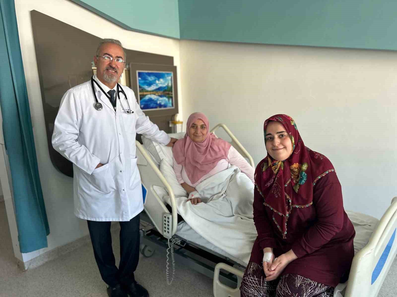 Gebelikte fark edilen şah damarı tümörü Van’da başarıyla alındı
Gebelikte fark edilen şah damarı tümörü Van’da başarıyla alındı