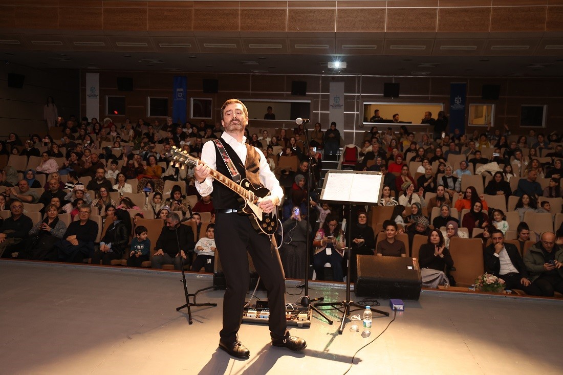 Gebze’de Barış Manço eserleriyle anıldı
