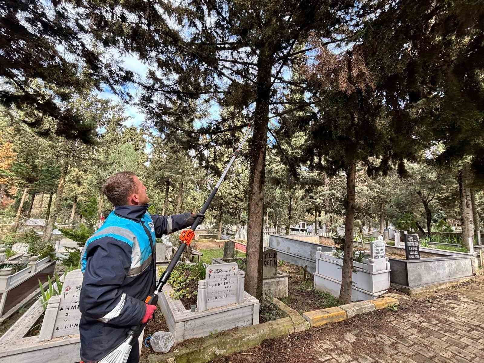 Gebze’de bayram öncesi mezarlıklarda bakım çalışmaları hızlandı
