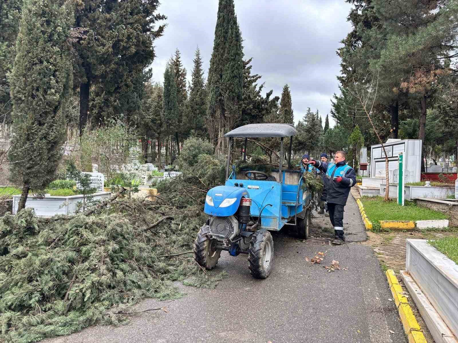 Gebze’de bayram öncesi mezarlıklarda bakım çalışmaları hızlandı
