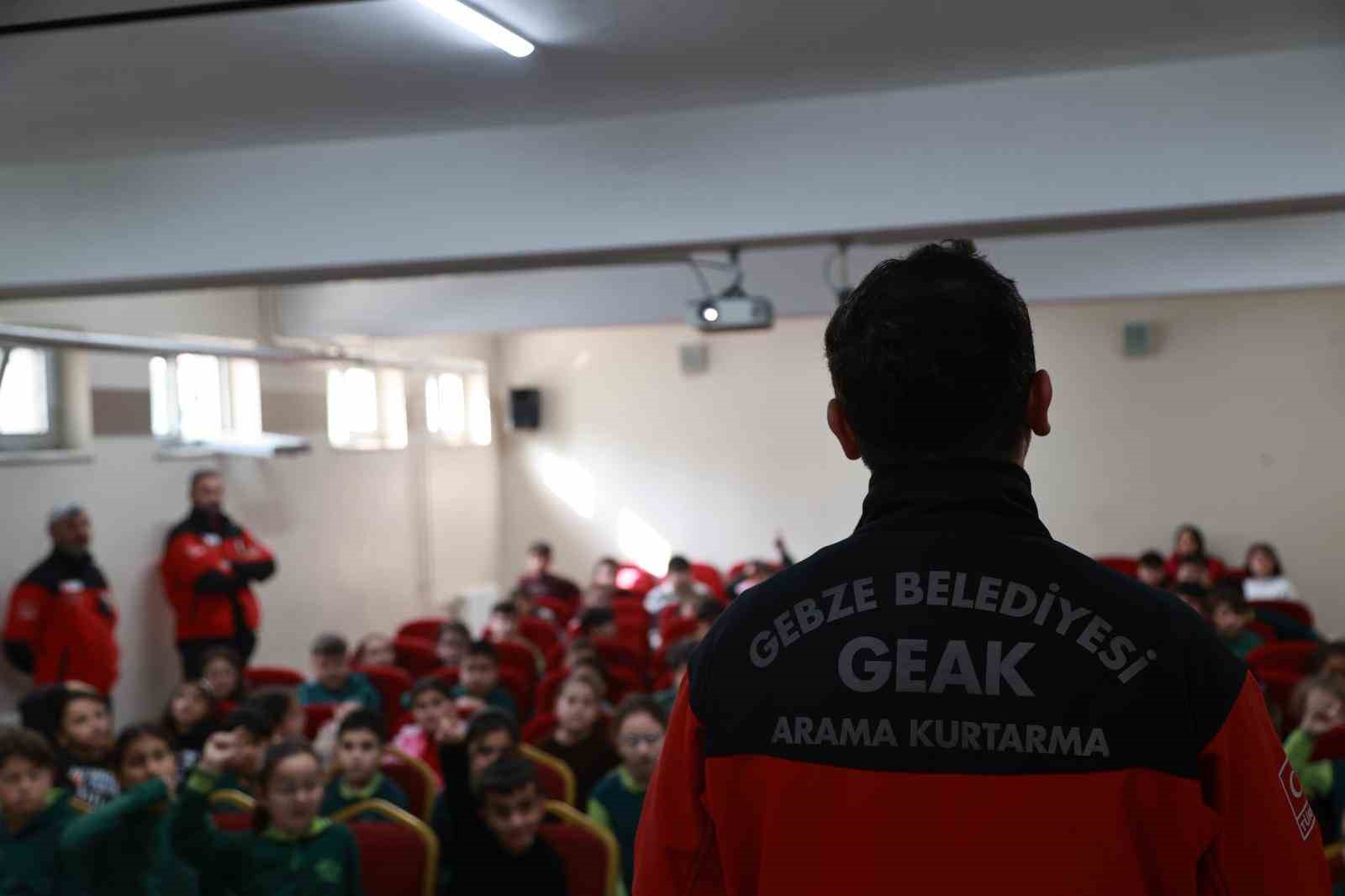Gebze’de ilkokul öğrencilerine yönelik deprem tatbikatı yapıldı
