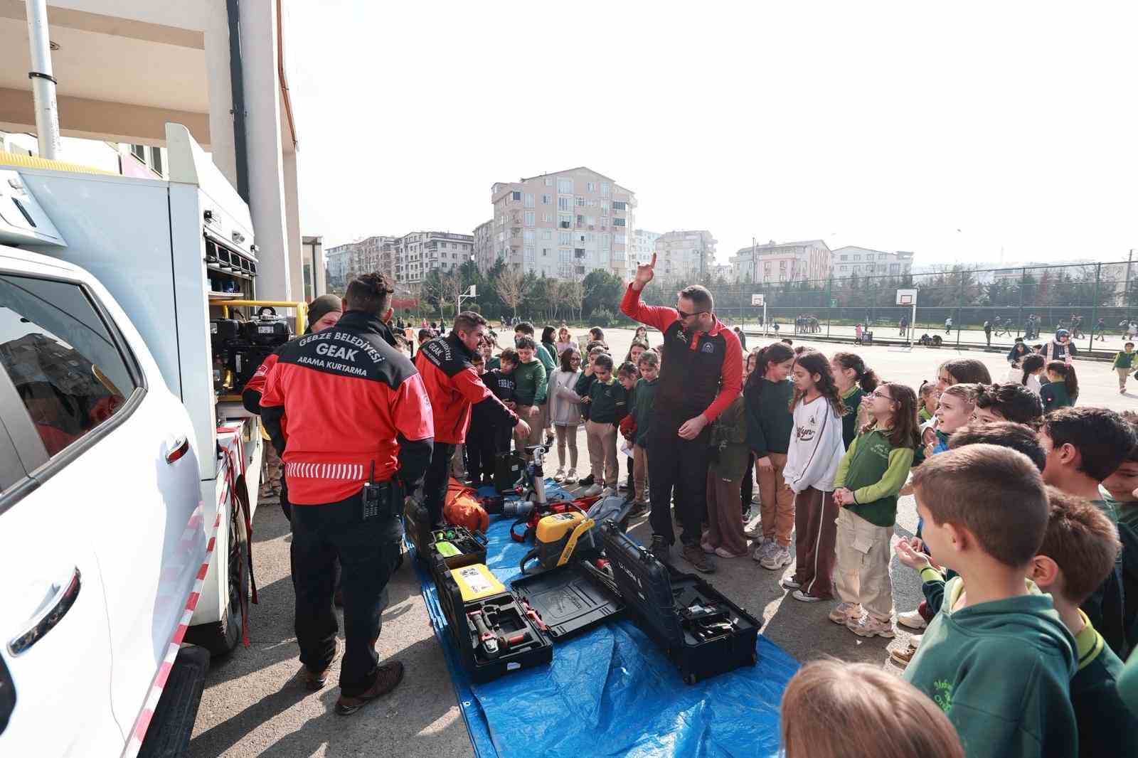 Gebze’de ilkokul öğrencilerine yönelik deprem tatbikatı yapıldı

