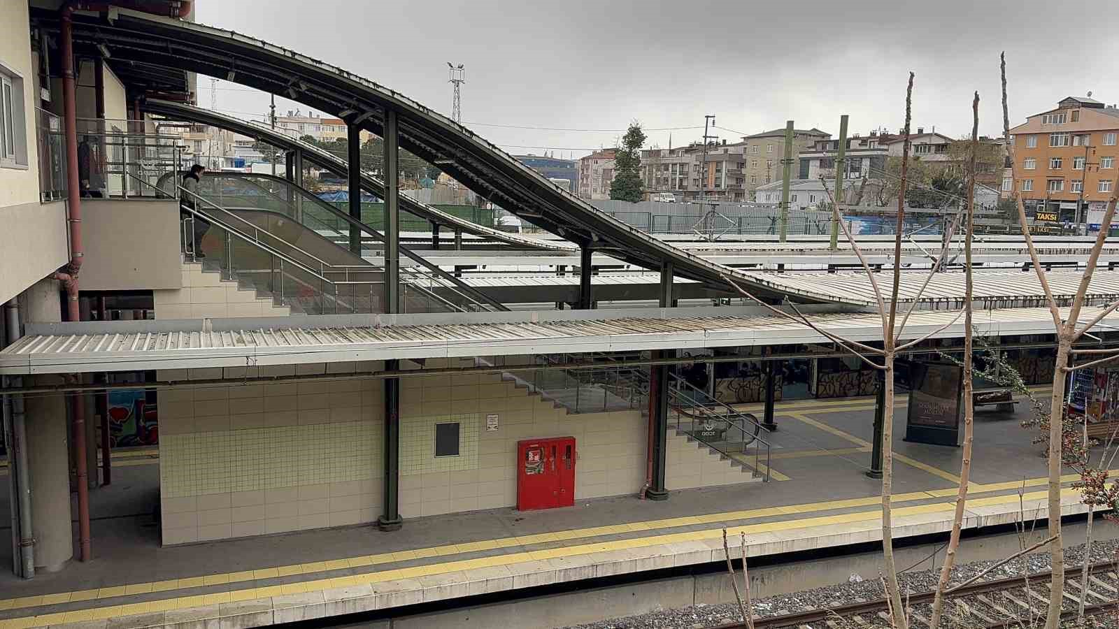 Gebze’de tren istasyonunda silahla vurulan kadın hayatını kaybetti
