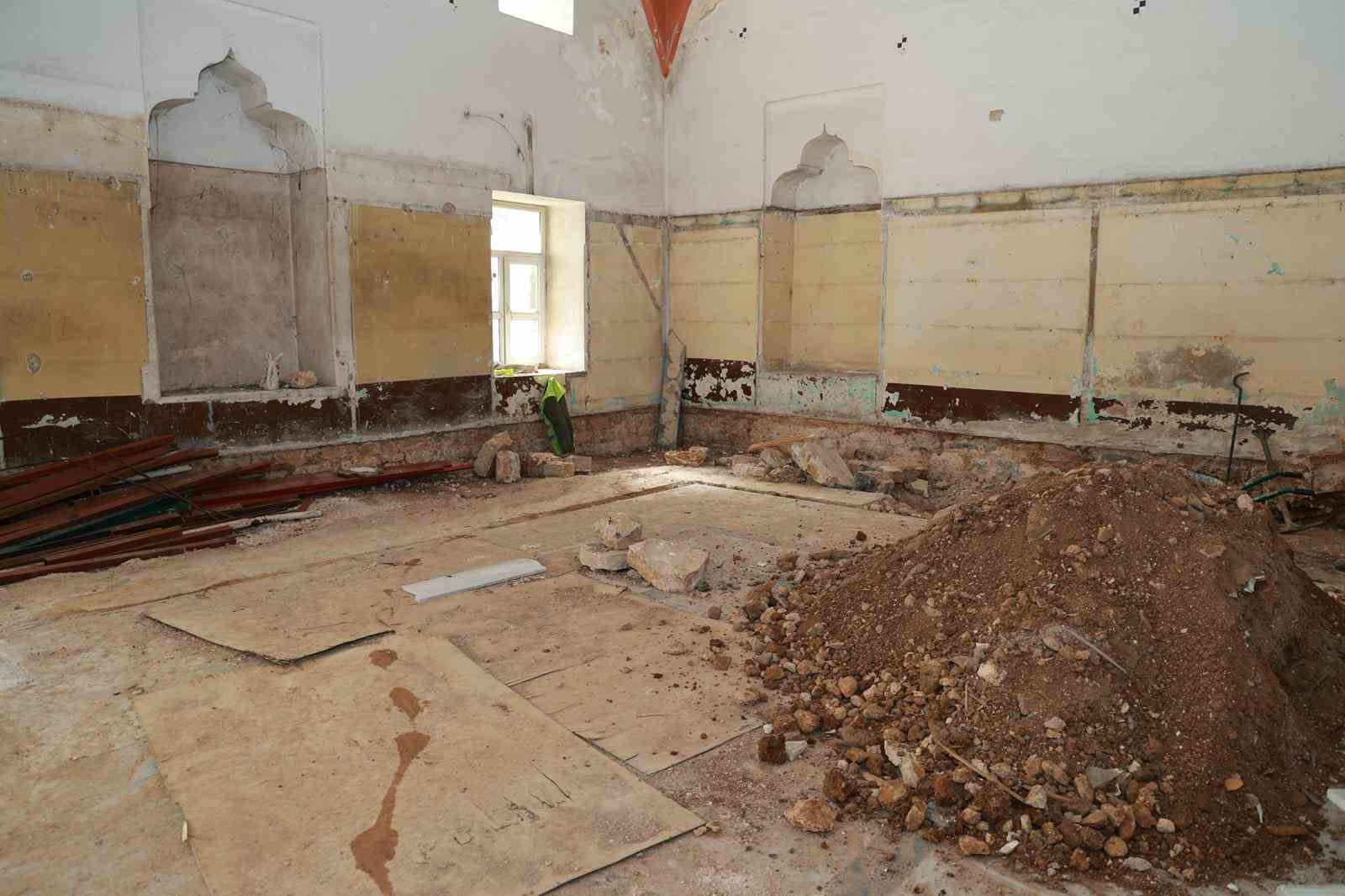 Gebze’deki tarihi Çarşı Hamamı’nda restorasyon çalışmaları başladı
Gebze’deki tarihi Çarşı Hamamı’nda restorasyon çalışmaları başladı