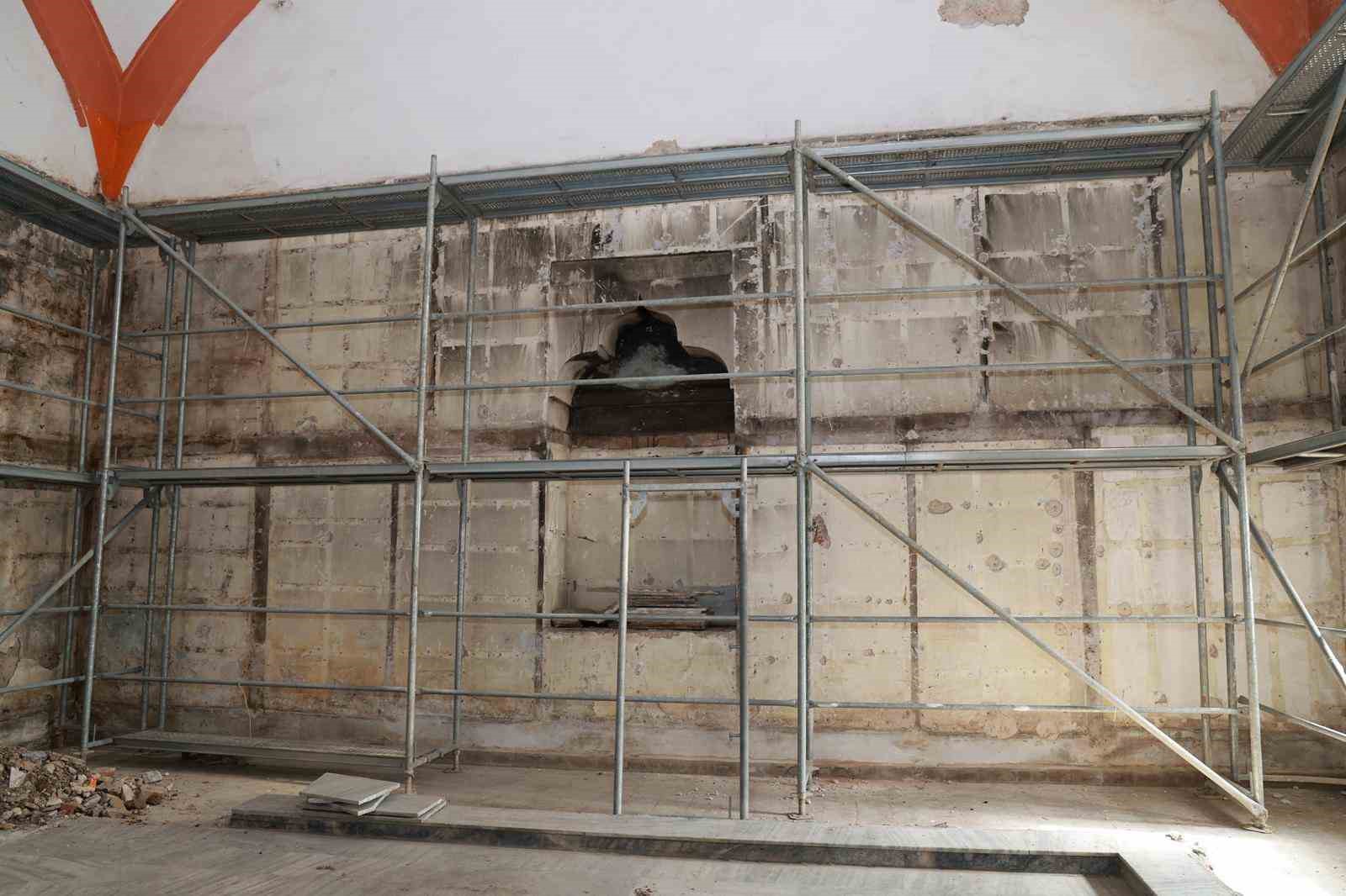 Gebze’deki tarihi Çarşı Hamamı’nda restorasyon çalışmaları başladı
Gebze’deki tarihi Çarşı Hamamı’nda restorasyon çalışmaları başladı