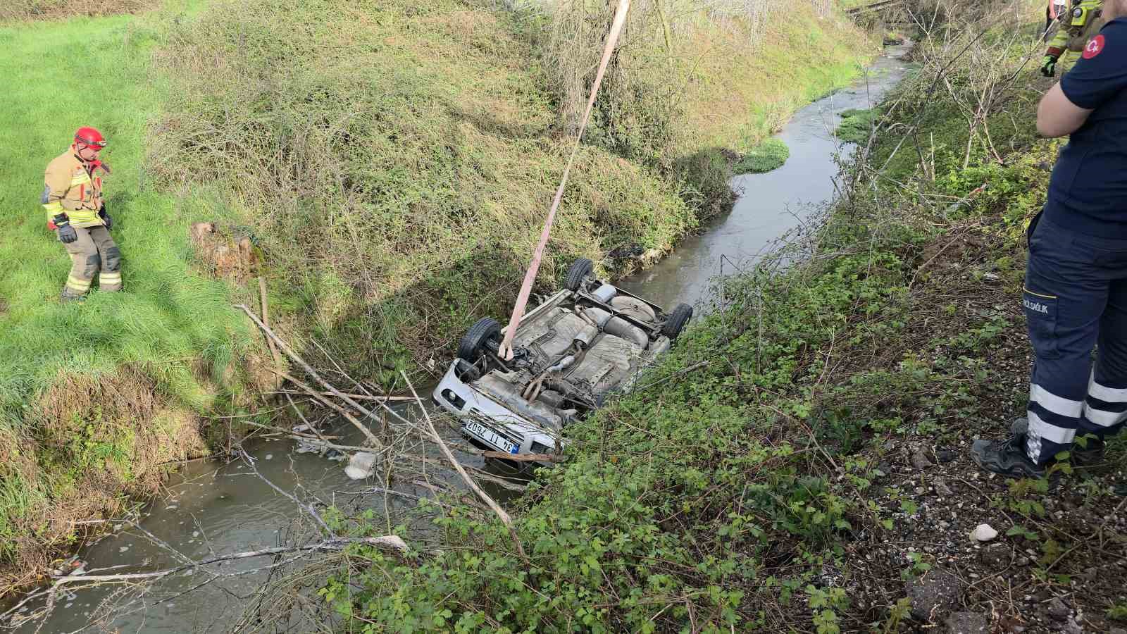 Gece dereye yuvarlanan otomobil sabah fark edildi
