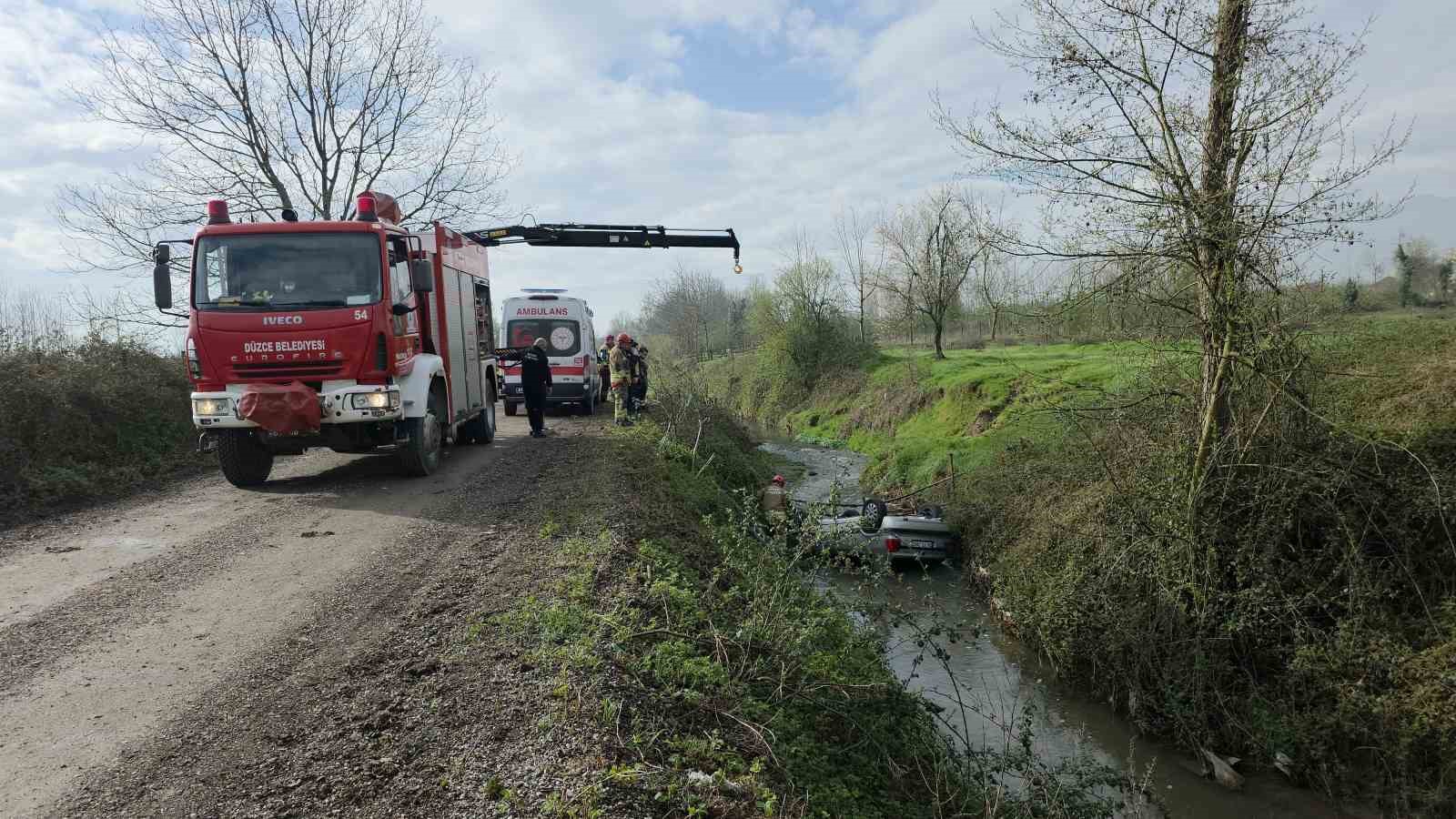 Gece dereye yuvarlanan otomobil sabah fark edildi
