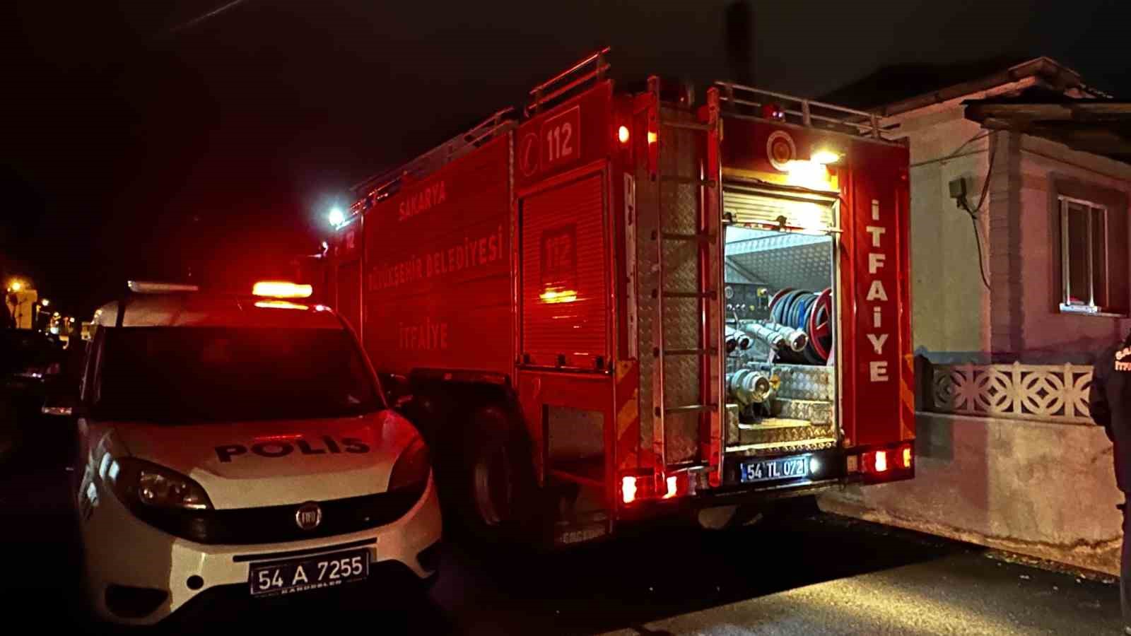 Gece saatlerinde müstakil evde çıkan yangın itfaiye ekiplerince söndürüldü
