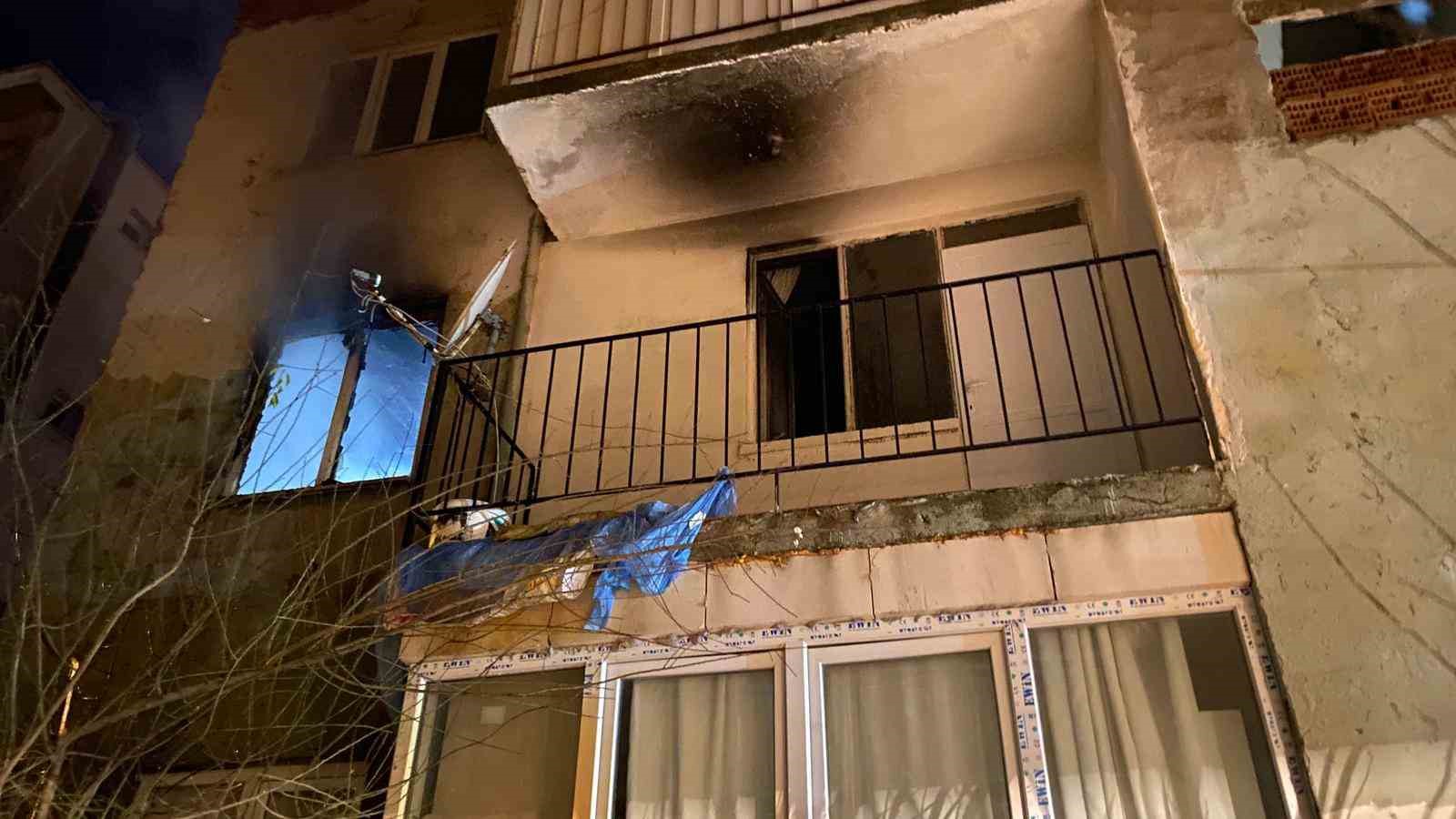 Gece yarısı evden alevler yükseldi, mahalleli sokağa döküldü
