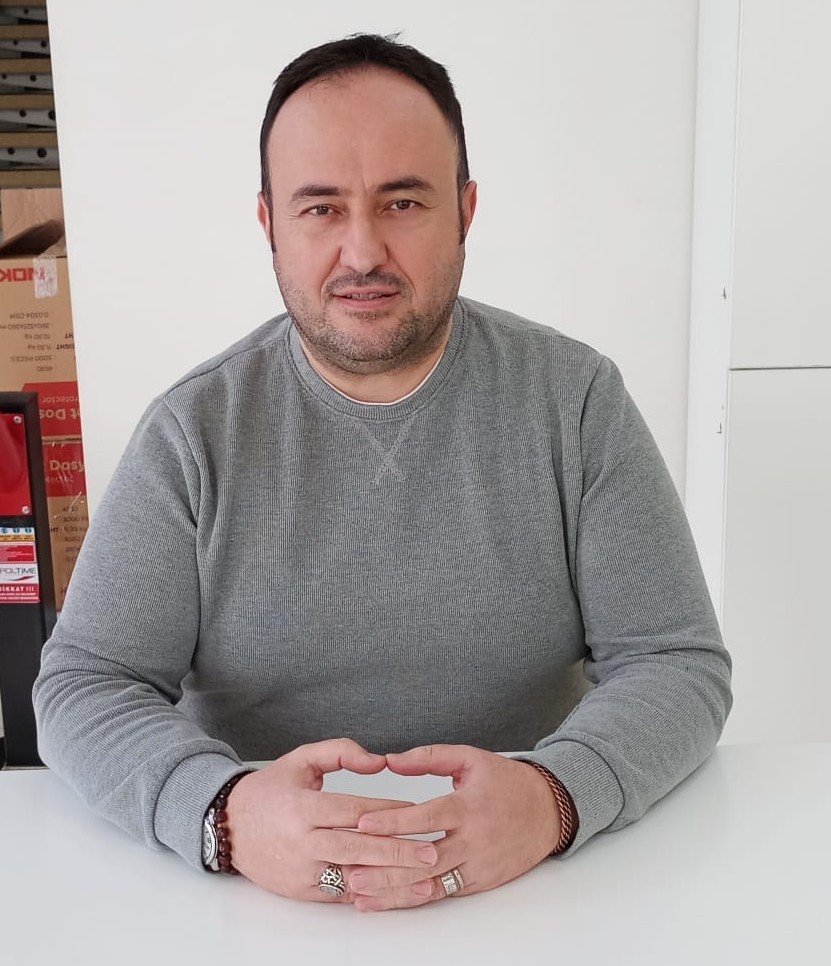 Gece yarısı kırmızı ışıkta mendil satan çocuklar için yetkililere çağrı
