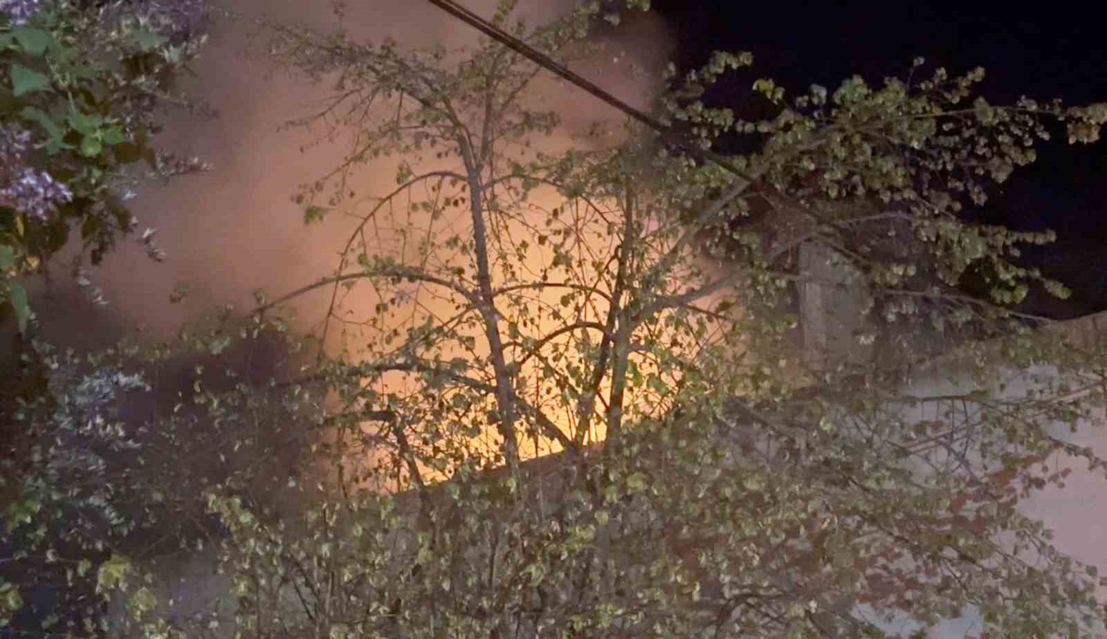 Gece yarısı korkutan yangın: Evde uyuyan kişi kurtarıldı
