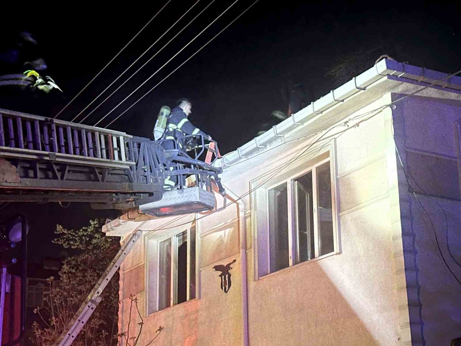 Gece yarısı korkutan yangın: Evde uyuyan kişi kurtarıldı
