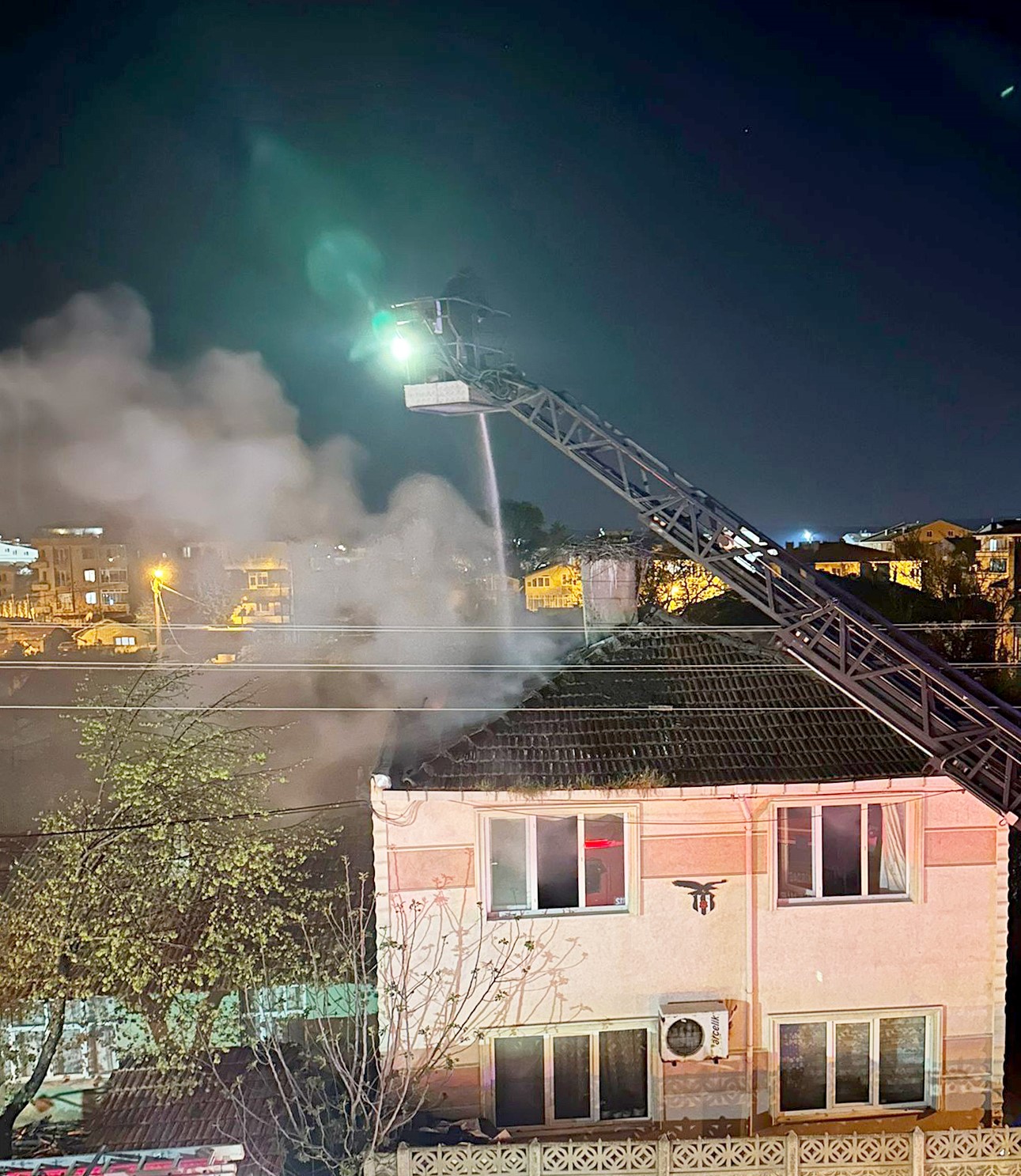 Gece yarısı korkutan yangın: Evde uyuyan kişi kurtarıldı
