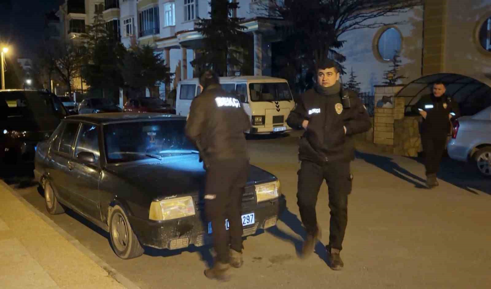 Gece yarısı kornası takılı kalan araç mahalleyi ayağa kaldırdı
