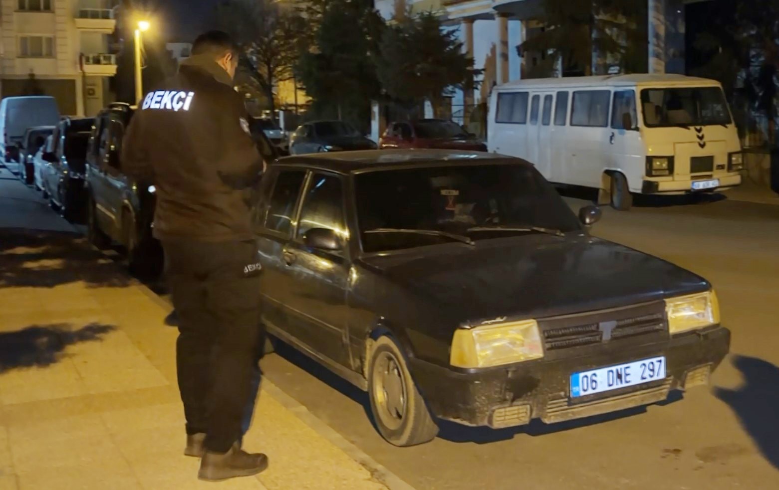 Gece yarısı kornası takılı kalan araç mahalleyi ayağa kaldırdı
